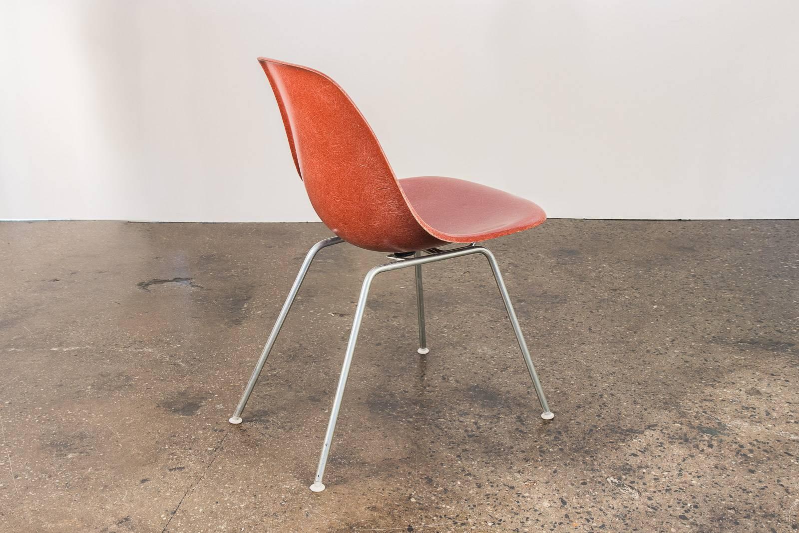 Eames für Herman Miller: Terrakotta-Muschelstuhl aus Glasfaser (Mitte des 20. Jahrhunderts) im Angebot