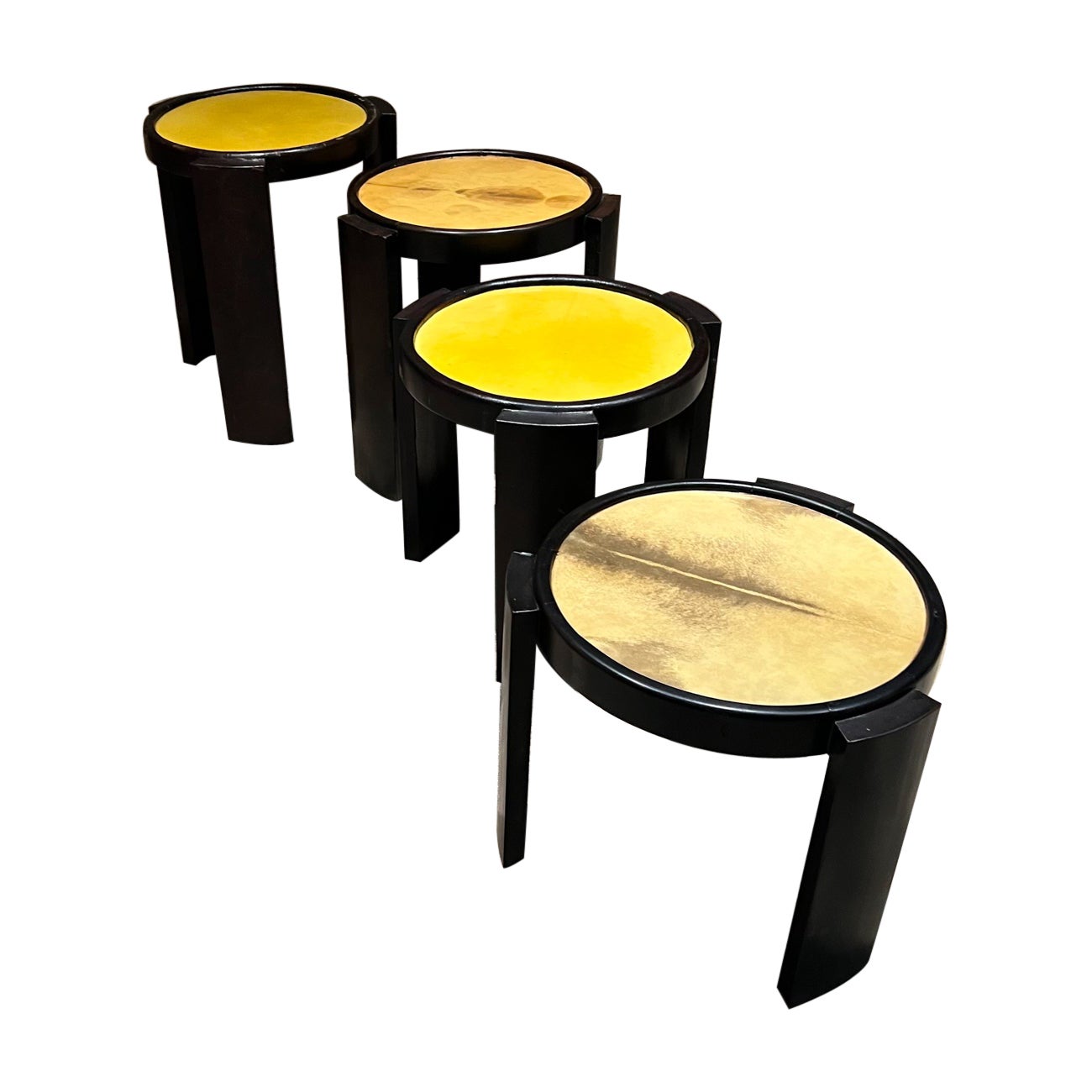 Juego de cuatro mesas apilables de los años 60
Mesas nido redondas de madera de caoba, cuero patinado y piel de cabra.
Sin marcar -en el estilo temprano de Gianfranco Frattini para Cassina 
adquirida Ciudad de México
1. 20 h x 17,25 de diámetro,
2.