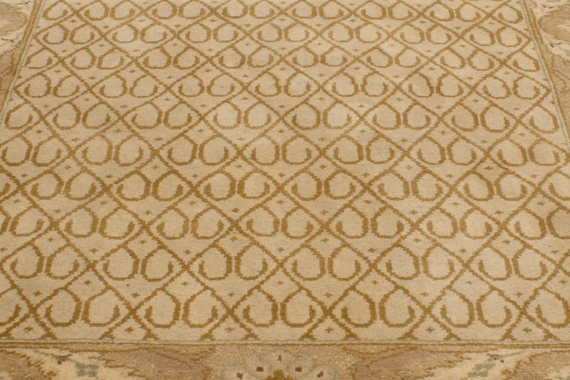 1960's Earth-Tone Indian Rug with Traditional Style In Good Condition For Sale In Dallas, TX