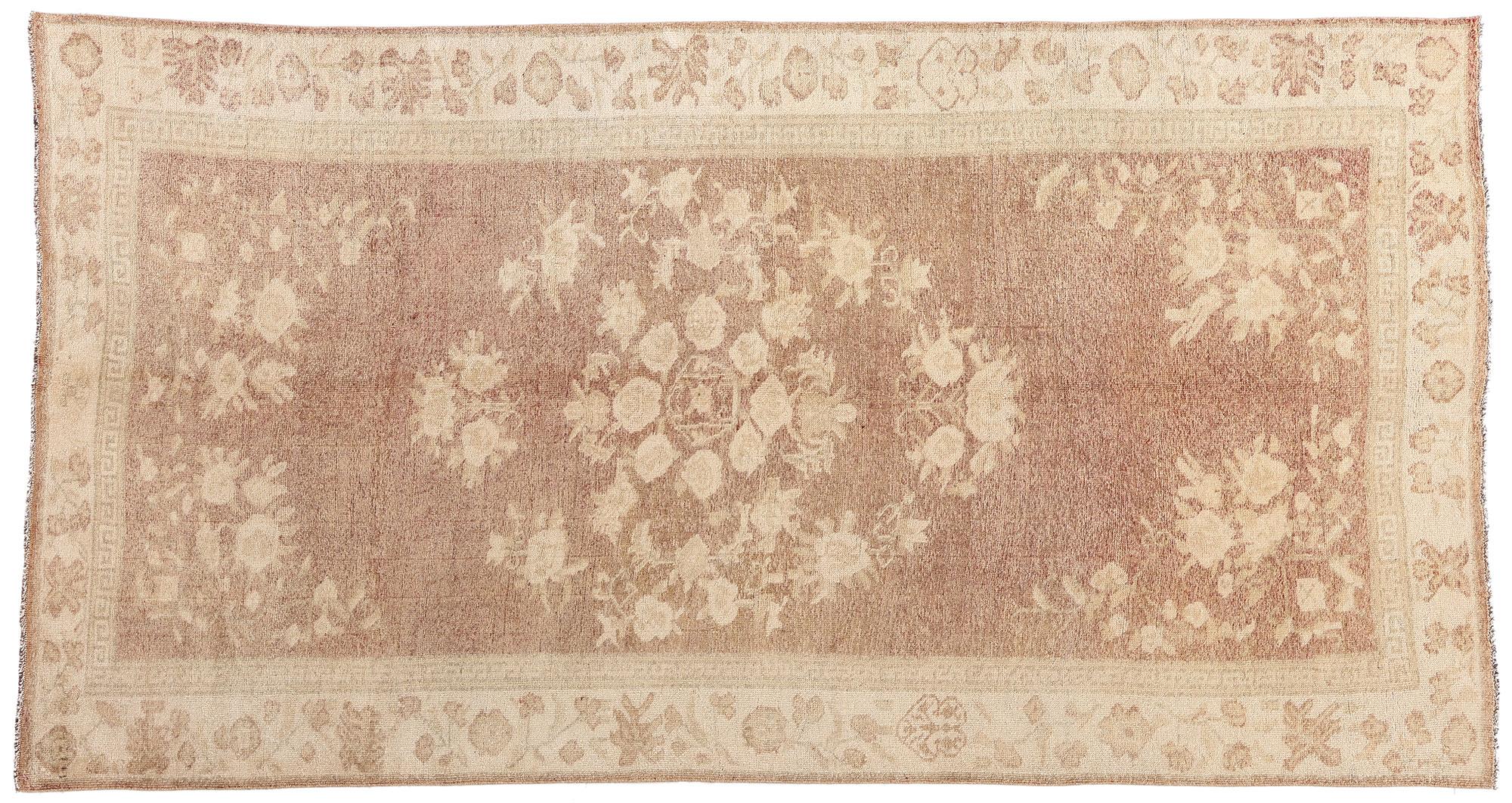 Alfombra turca de Oushak en tonos tierra de los años 60 con estilo moderno en venta 4