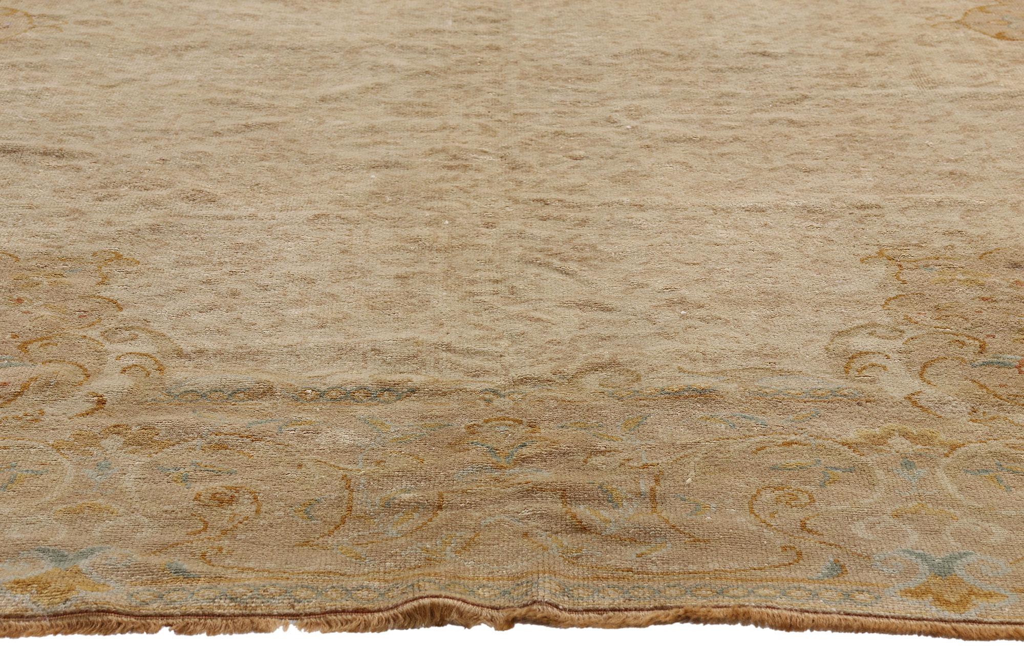 77707 Alfombra Turca Oushak Vintage, 07'02 x 10'00. Esta alfombra turca Oushak vintage anudada a mano, una visión de sobria grandeza y refinamiento duradero, encarna la enrarecida belleza del arte de Anatolia en su forma más majestuosa. Tejida con