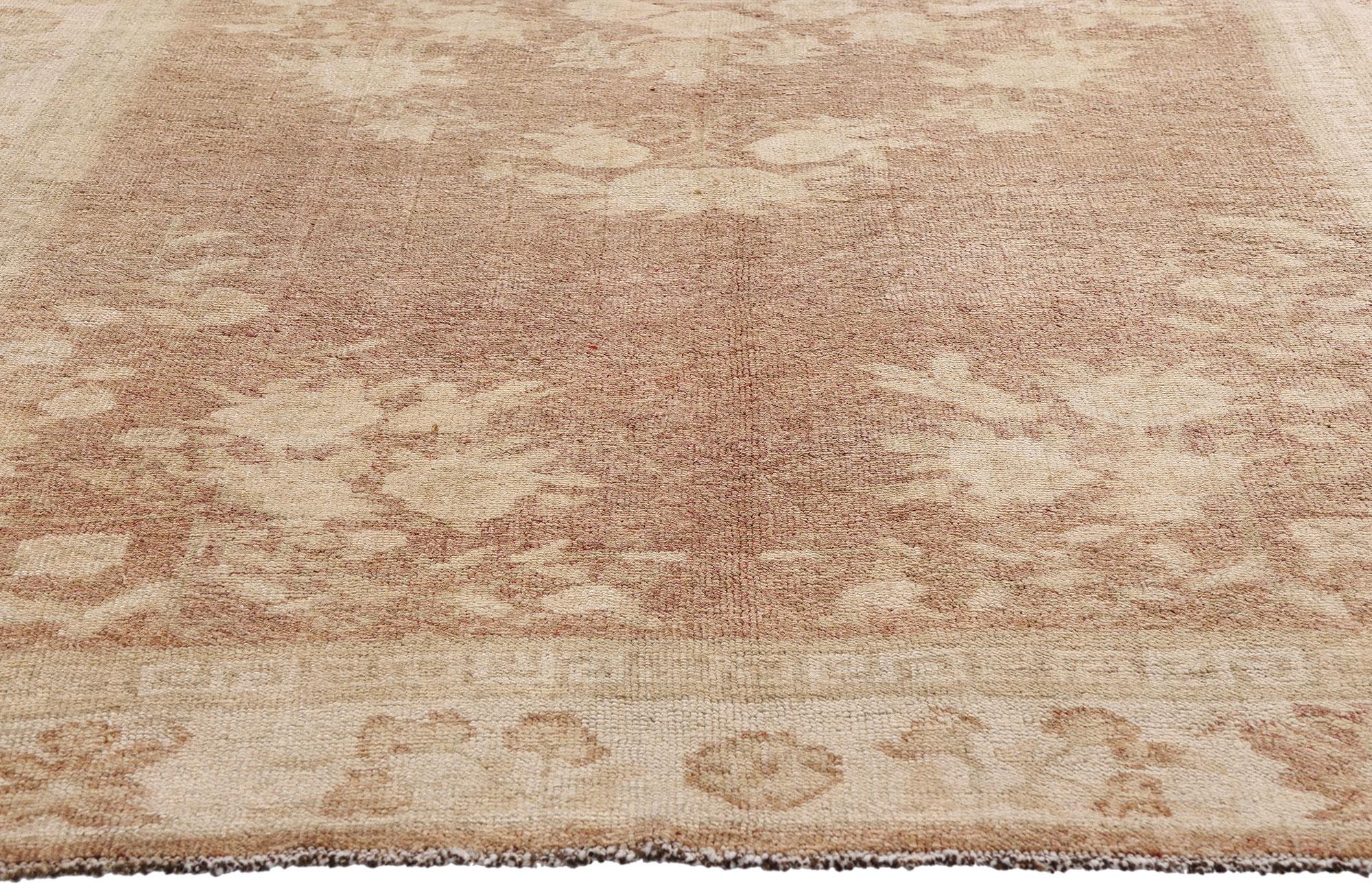 54020 Alfombra Turca Oushak Vintage Tono Tierra, 05'04 x 10'01. Tejida en el corazón de Anatolia y suavizada por el tiempo, esta alfombra turca Oushak vintage de lana anudada a mano es una rara encarnación de la elegancia rústica y el prestigio