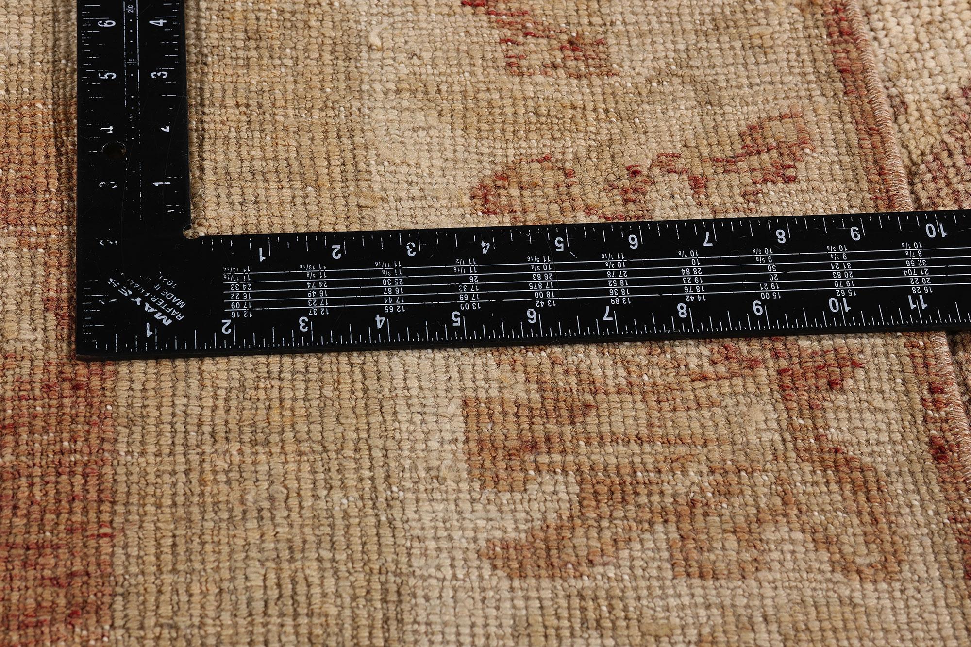 Alfombra turca de Oushak en tonos tierra de los años 60 con estilo moderno en venta 2