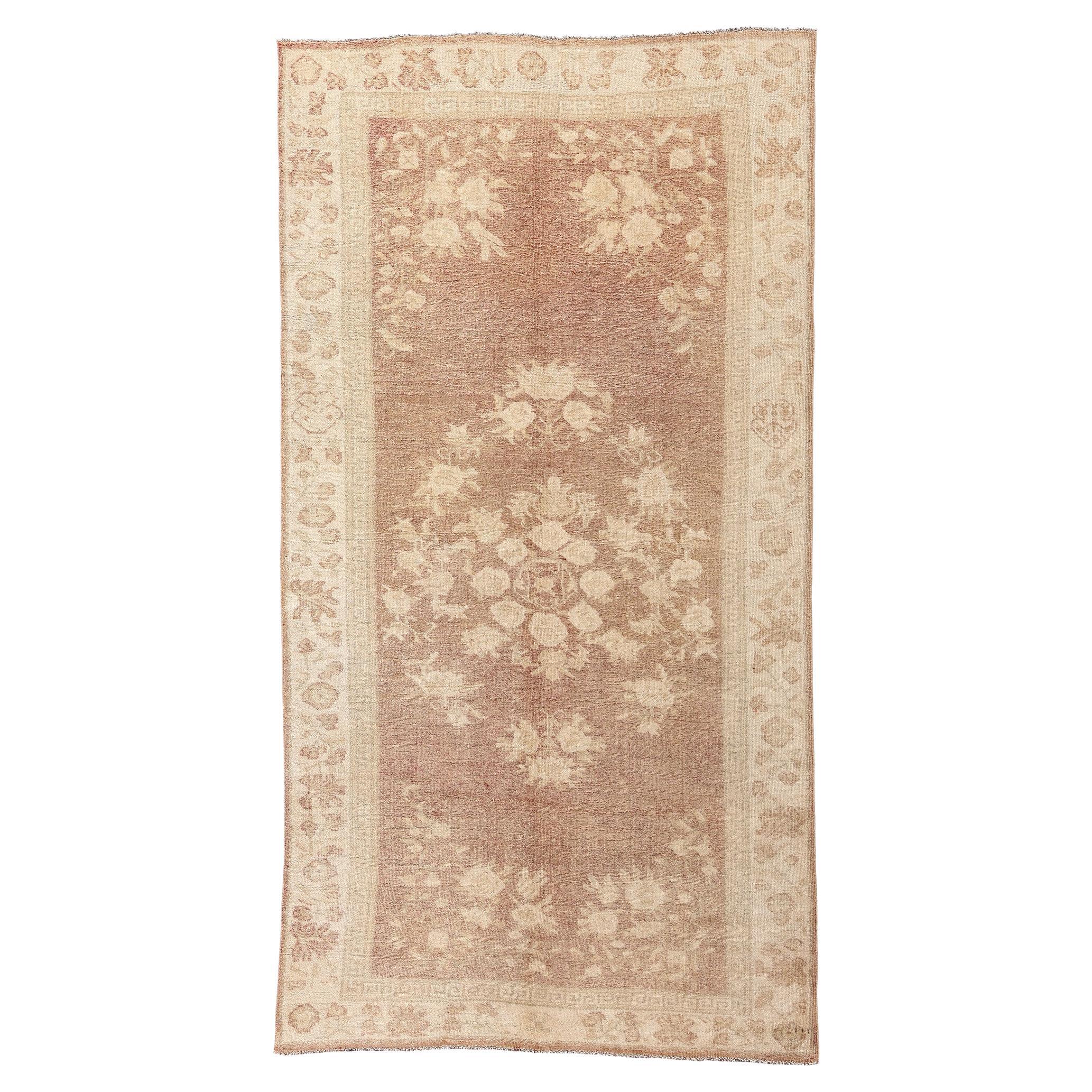 Alfombra turca de Oushak en tonos tierra de los años 60 con estilo moderno en venta