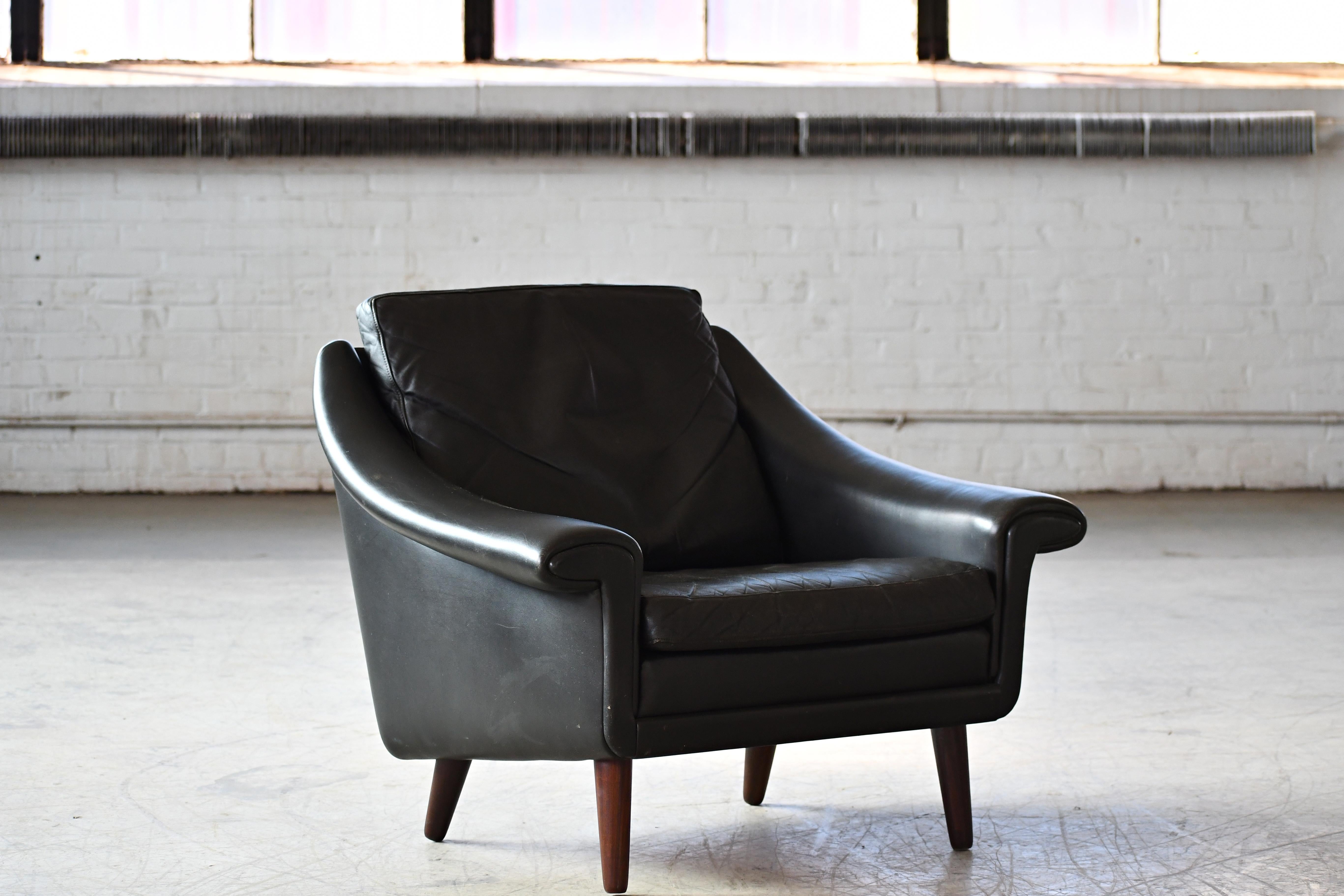 1960s Easy Lounge Chair Model Matador Low Version in Black Leather and Teak Base For Sale 4