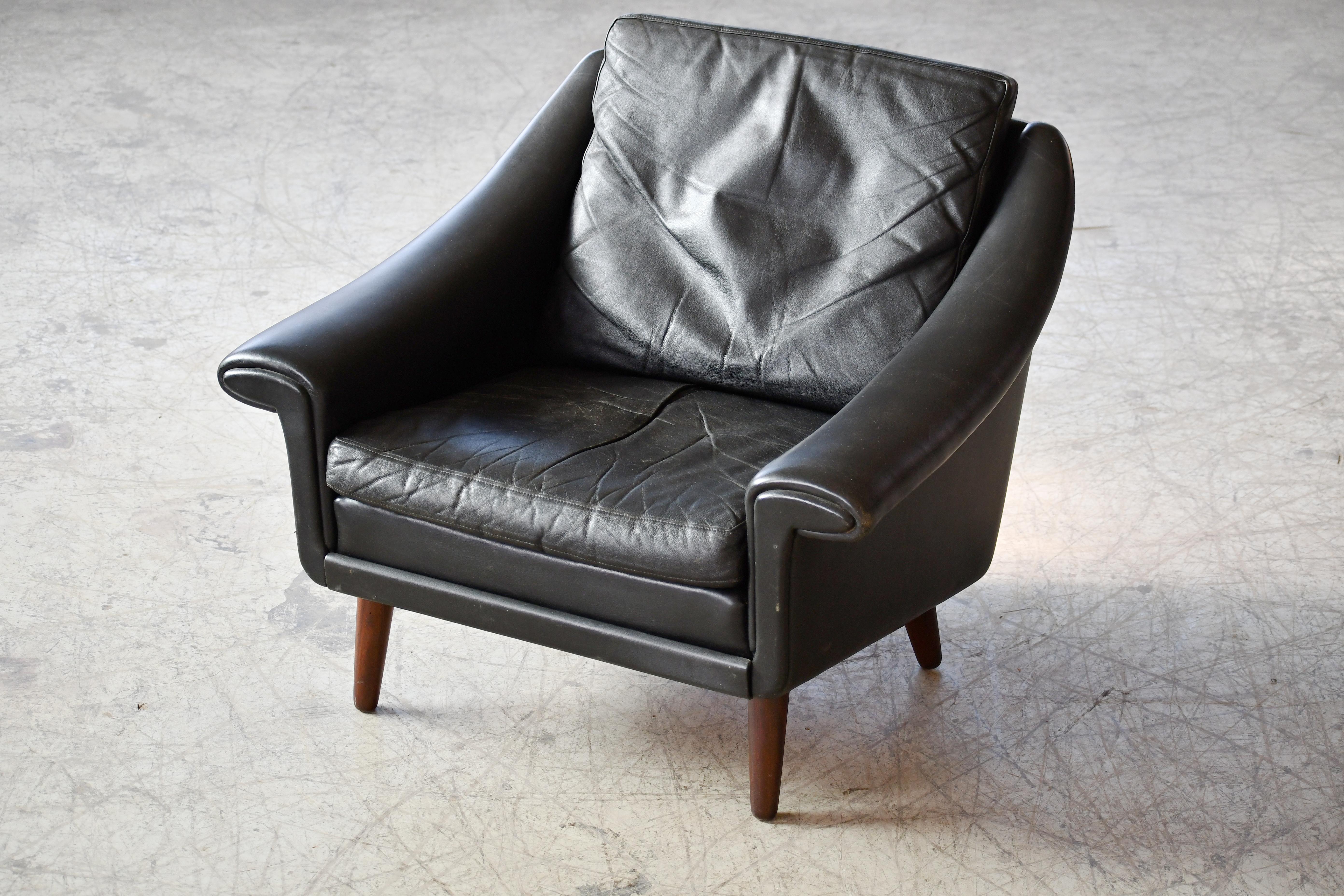 Danish 1960s Easy Lounge Chair Model Matador Low Version in Black Leather and Teak Base For Sale