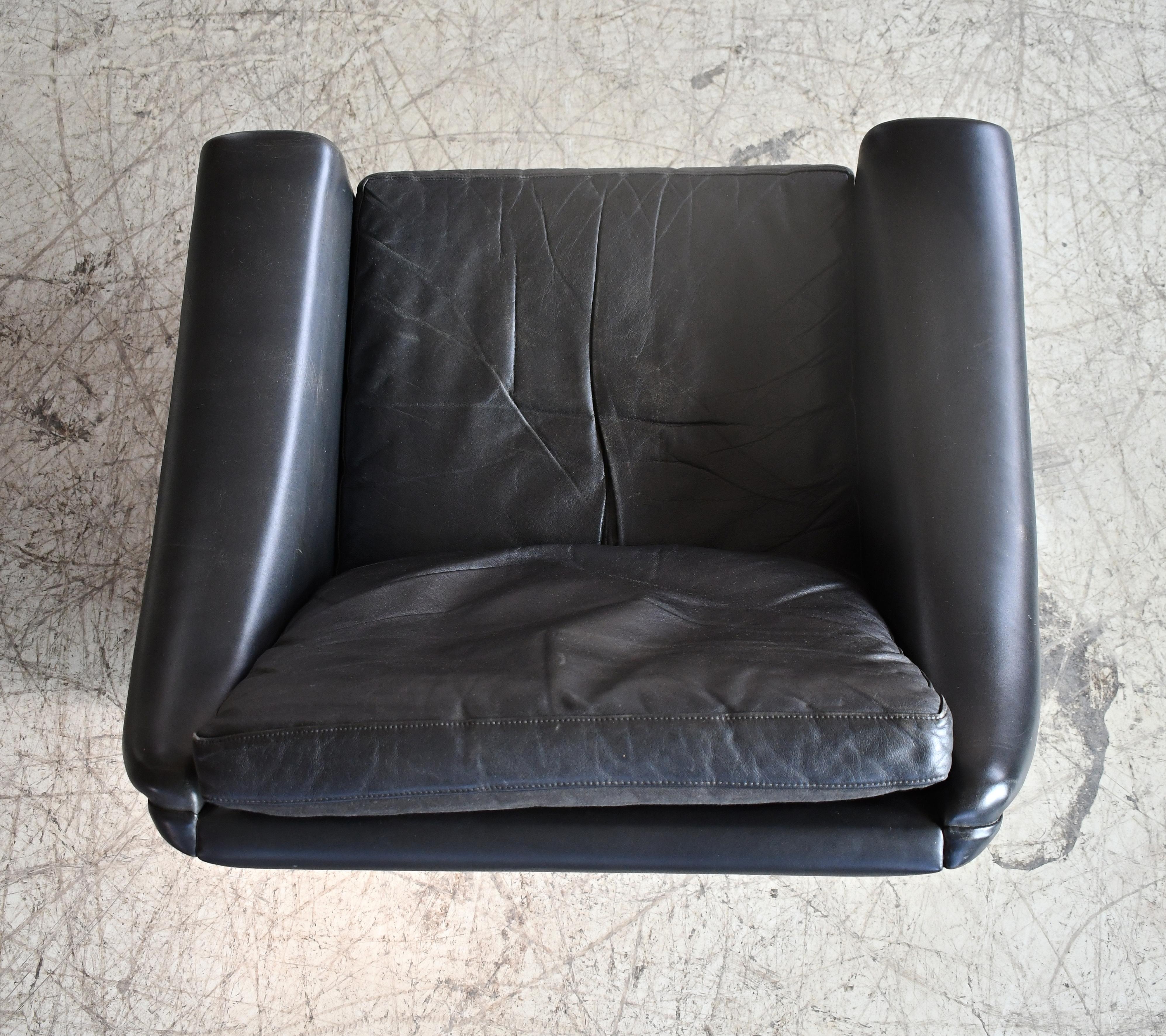 1960s Easy Lounge Chair Model Matador Low Version in Black Leather and Teak Base In Good Condition For Sale In Bridgeport, CT