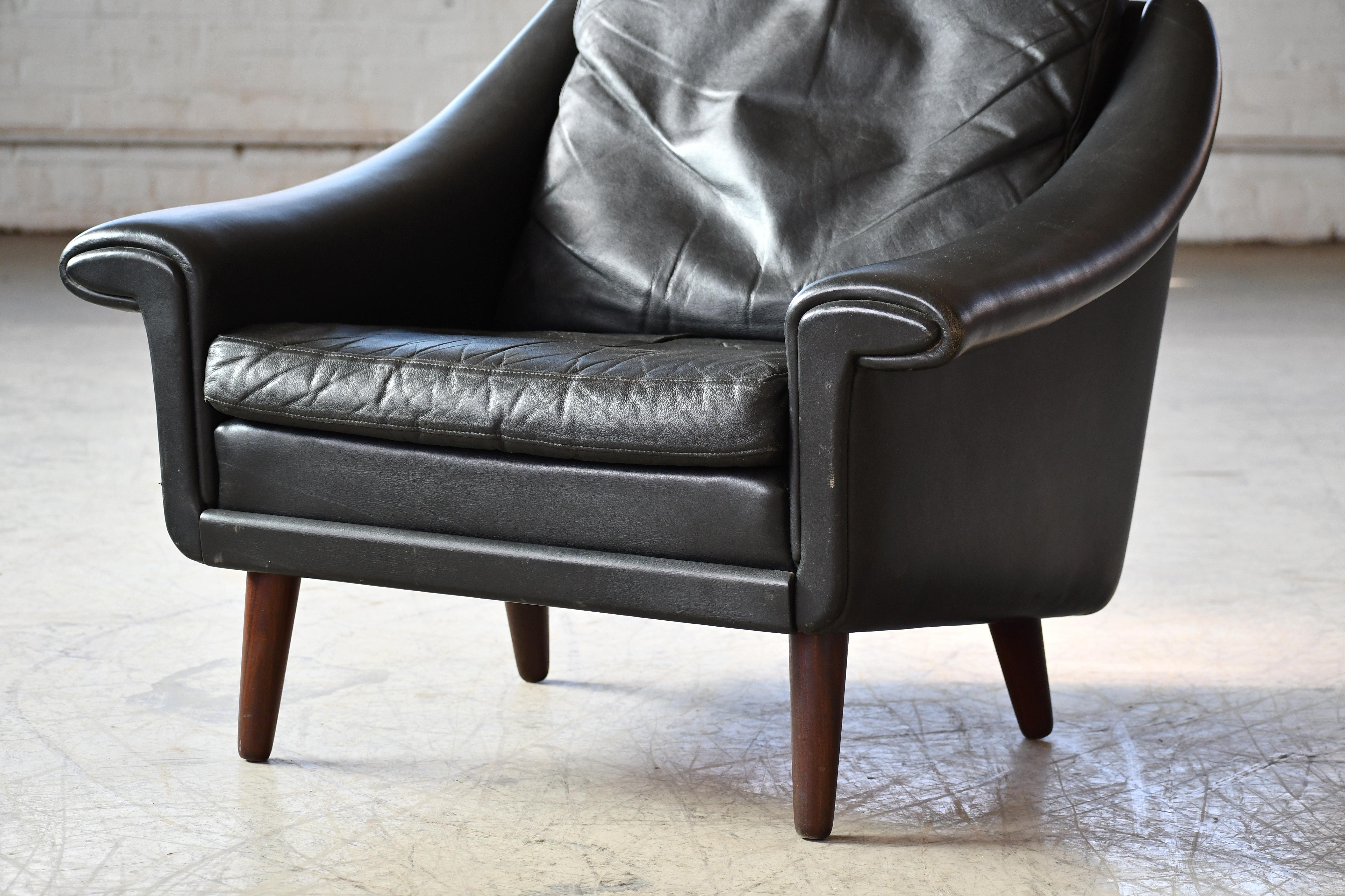 1960s Easy Lounge Chair Model Matador Low Version in Black Leather and Teak Base For Sale 2