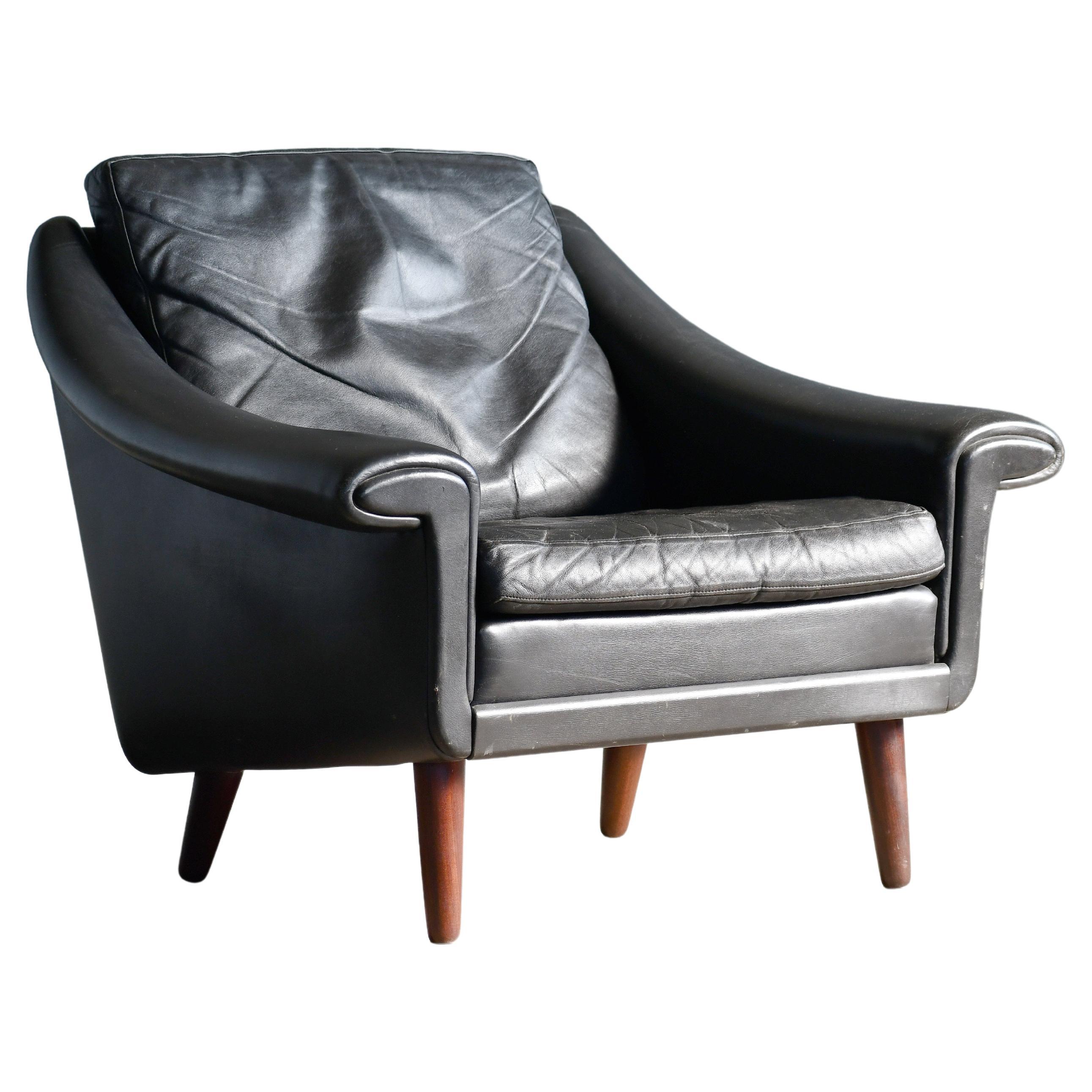 Silla Easy Lounge de los años 60 Modelo Matador Versión Baja en Piel Negra y Base de Teca en venta