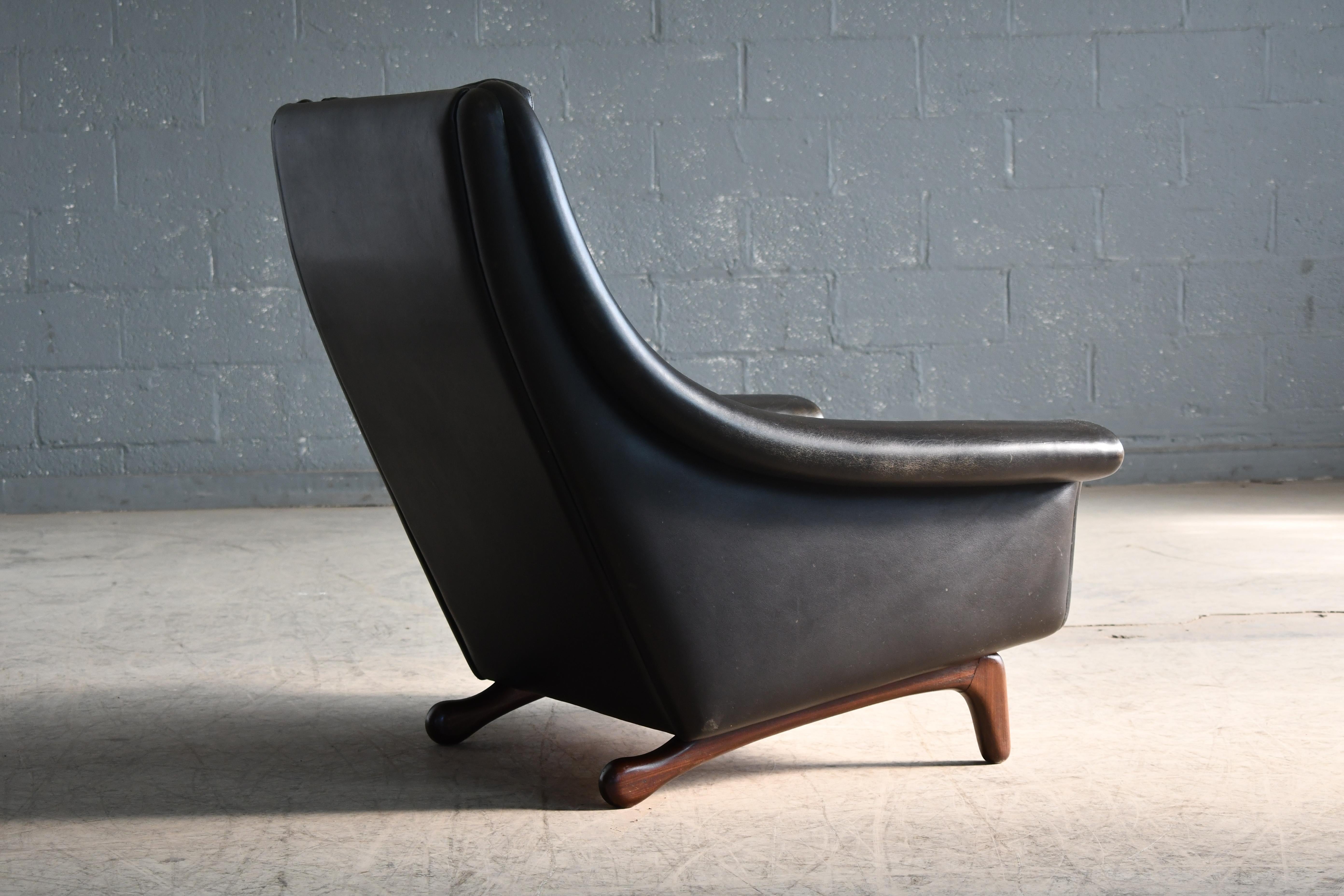 1960s Easy Lounge Chairs Model Matador in Black Leather and Teak Base  In Good Condition For Sale In Bridgeport, CT