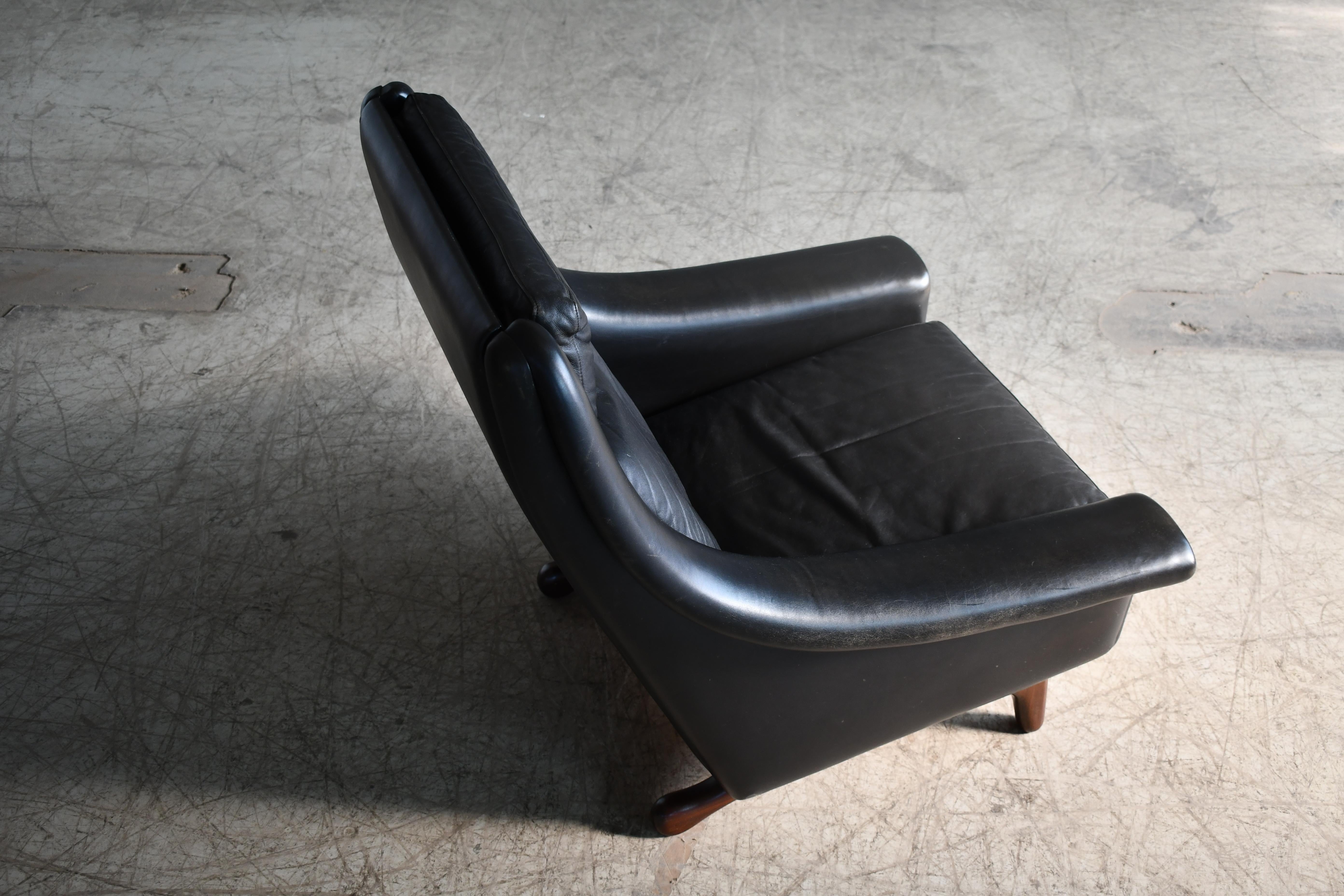 Chaises longues Easy des années 1960 Modèle Matador en cuir noir et base en teck  en vente 1