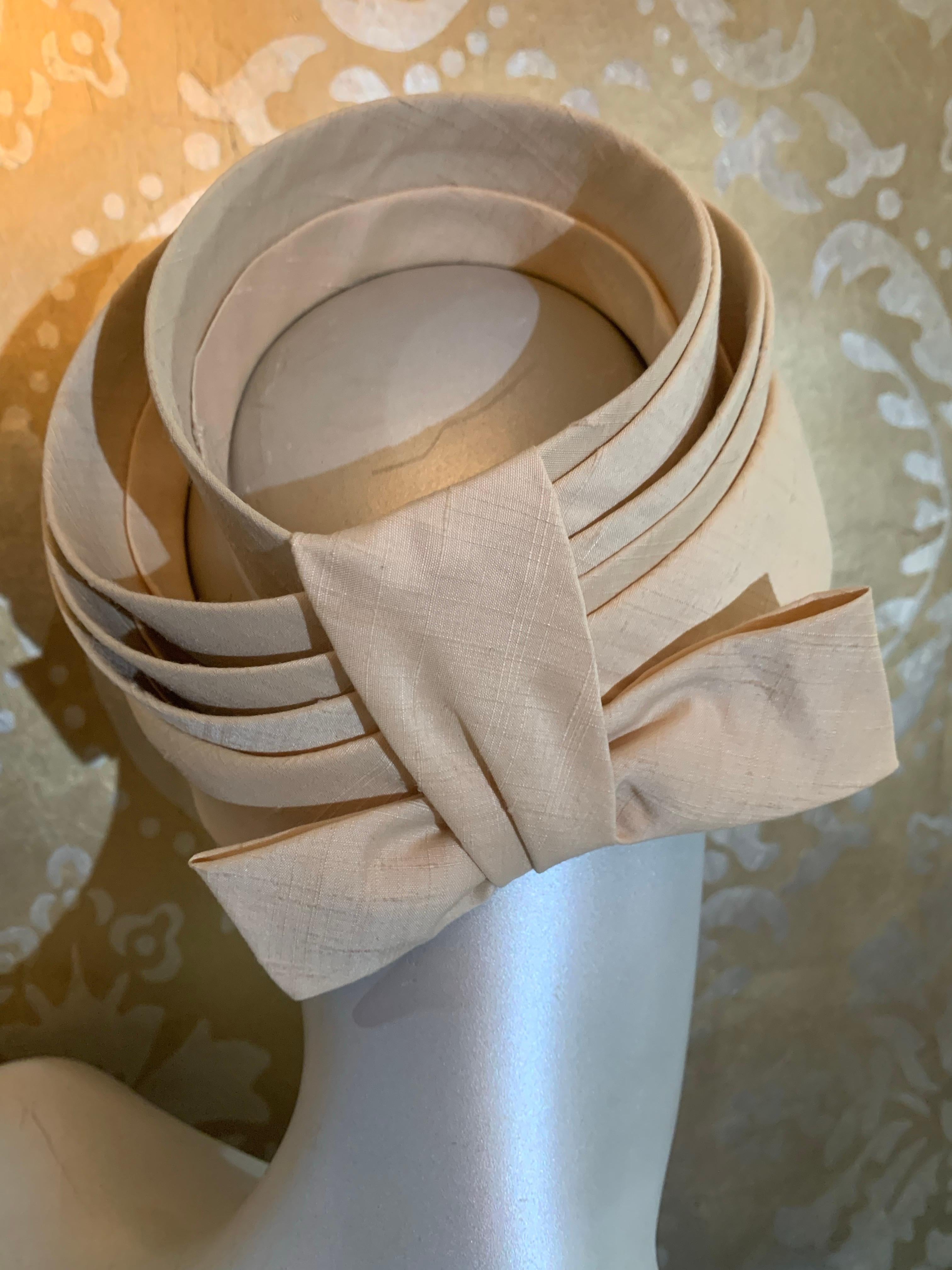 Grigio Cappello modernista in seta ecru degli anni '60 con anelli graduati di seta strutturata e fiocco posteriore in vendita