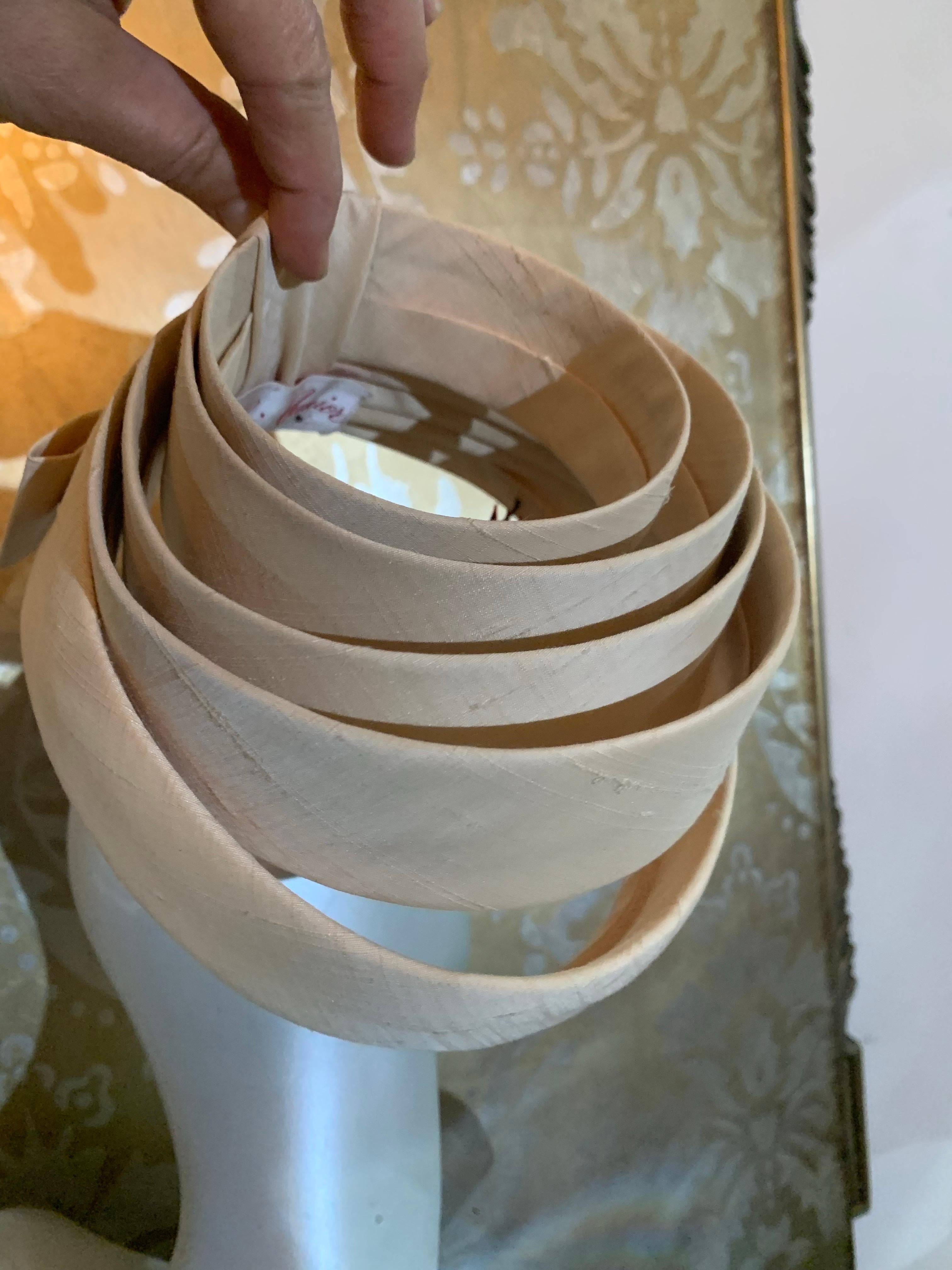 Cappello modernista in seta ecru degli anni '60 con anelli graduati di seta strutturata e fiocco posteriore In condizioni ottime in vendita a Gresham, OR