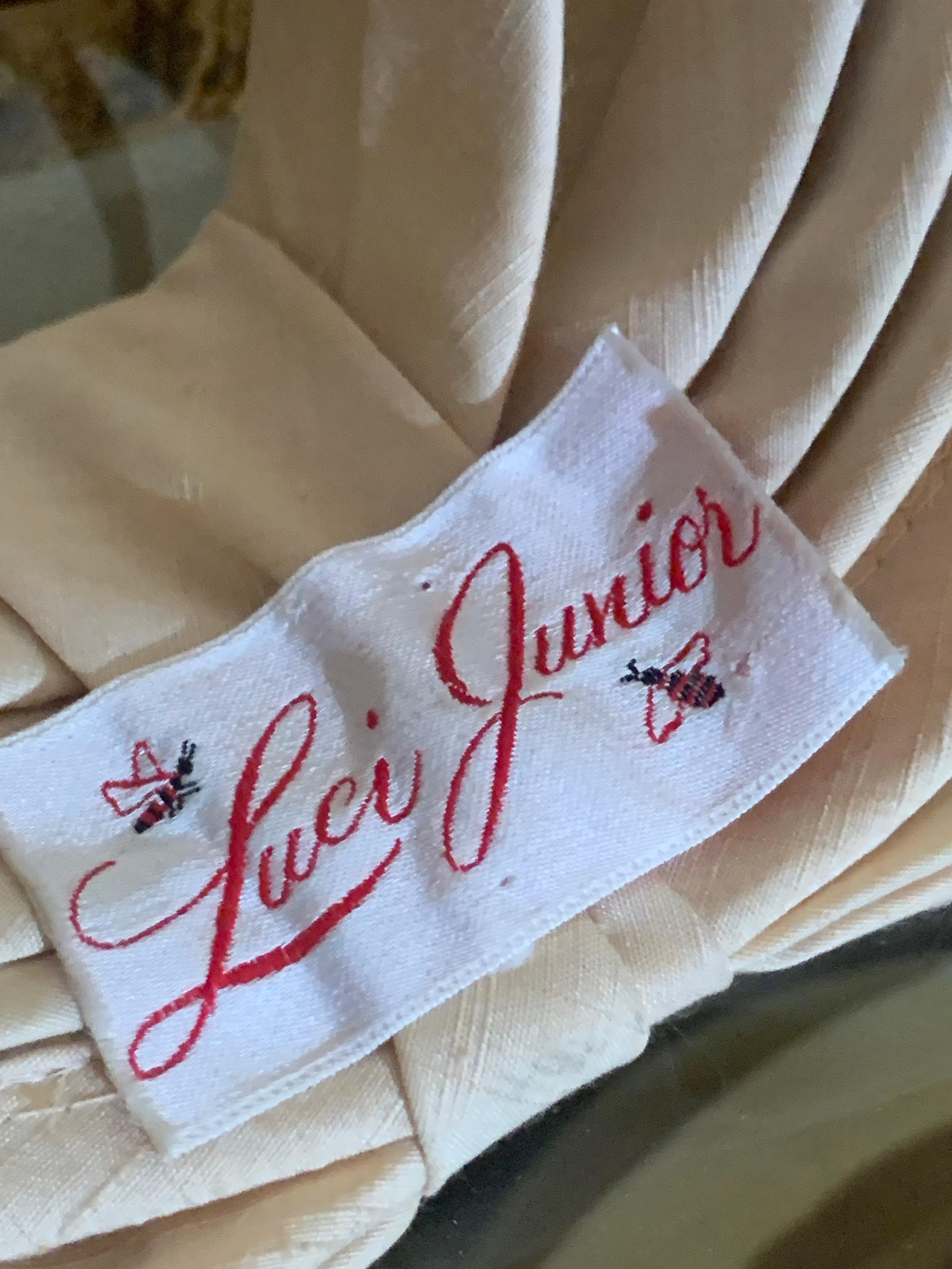 Cappello modernista in seta ecru degli anni '60 con anelli graduati di seta strutturata e fiocco posteriore in vendita 1