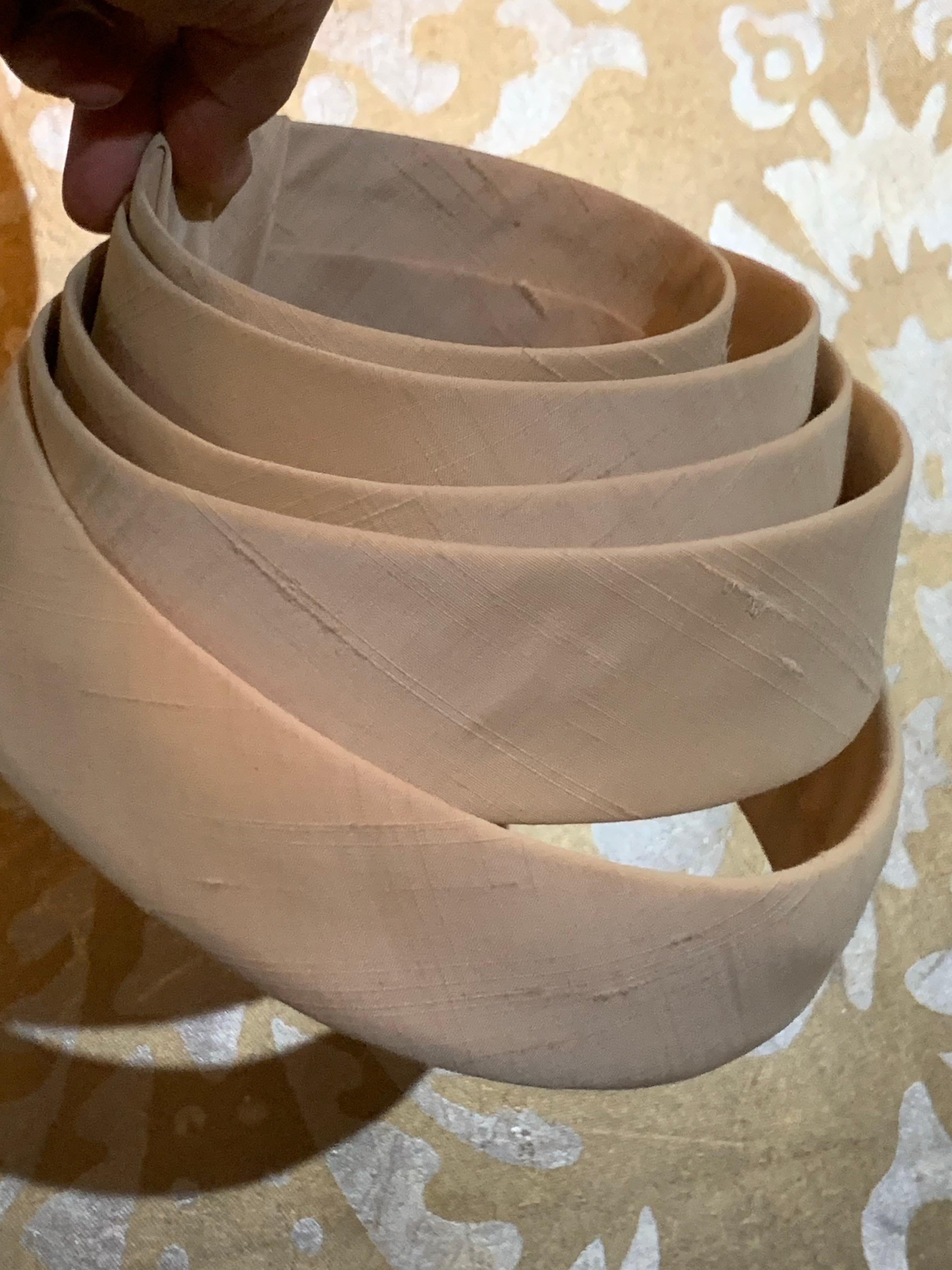 Cappello modernista in seta ecru degli anni '60 con anelli graduati di seta strutturata e fiocco posteriore in vendita 3