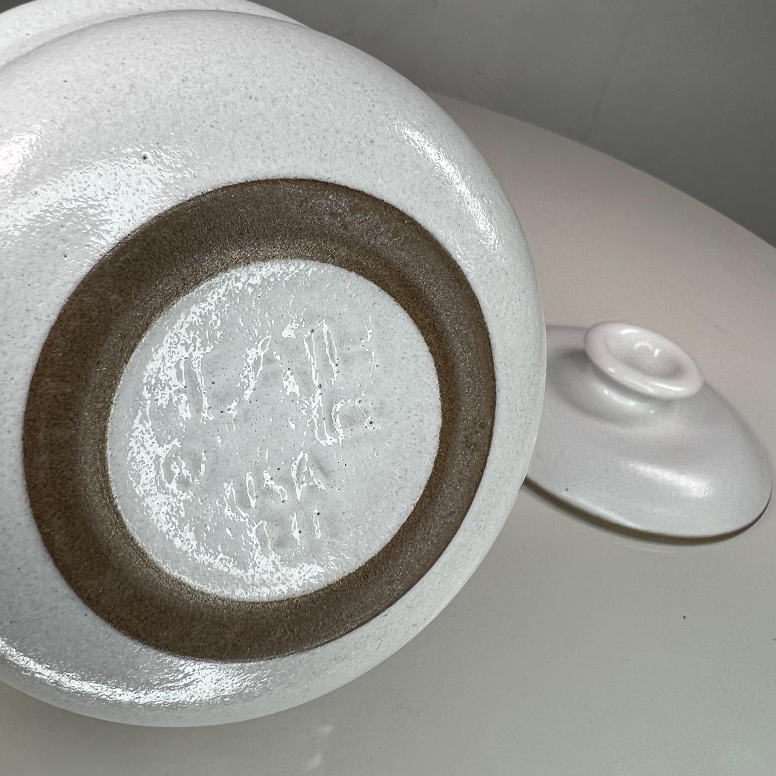 Milieu du XXe siècle Plat en céramique couvert du MoMA Edith Heath Studio Pottery des années 1960 en vente