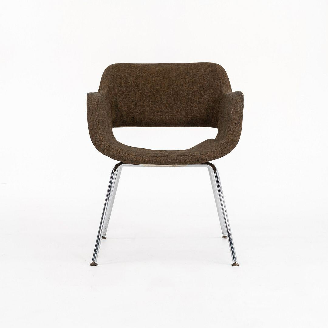 Il s'agit d'un fauteuil Viking des années 1960, conçu par Eero Aarnio pour Asko Finlande. La pièce a été importée et distribuée aux États-Unis par Stendig. Le piètement est en tube d'acier inoxydable et l'assise est en contreplaqué moulé cintré,