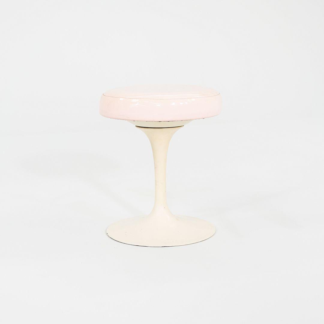 Dies ist ein 152 Tulip Swivel Stool, ursprünglich entworfen von Eero Saarinen im Jahr 1956. Dieses Exemplar wurde in den 1960er Jahren von Knoll hergestellt. Der Hocker ist mit Saarinens charakteristischem Aluminiumguss-Sockel in Weiß ausgestattet,