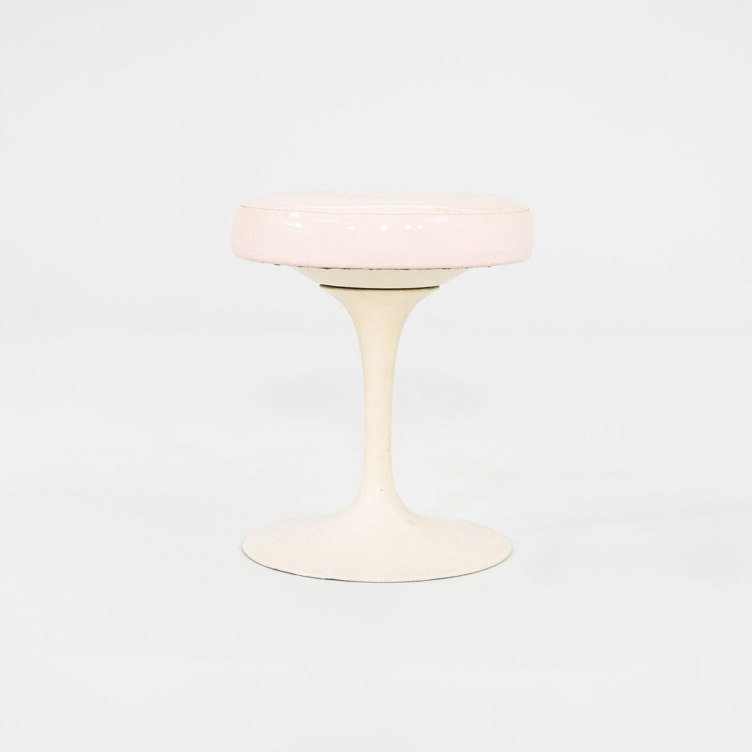 1960er Jahre Eero Saarinen für Knoll 152 Tulip Drehhocker mit Vinylsitz (Mitte des 20. Jahrhunderts) im Angebot