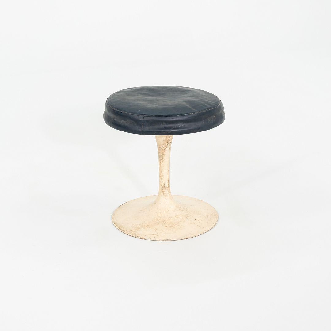 1960s Eero Saarinen for Knoll 152 White Tulip Stools 4x Available In Good Condition For Sale In Philadelphia, PA