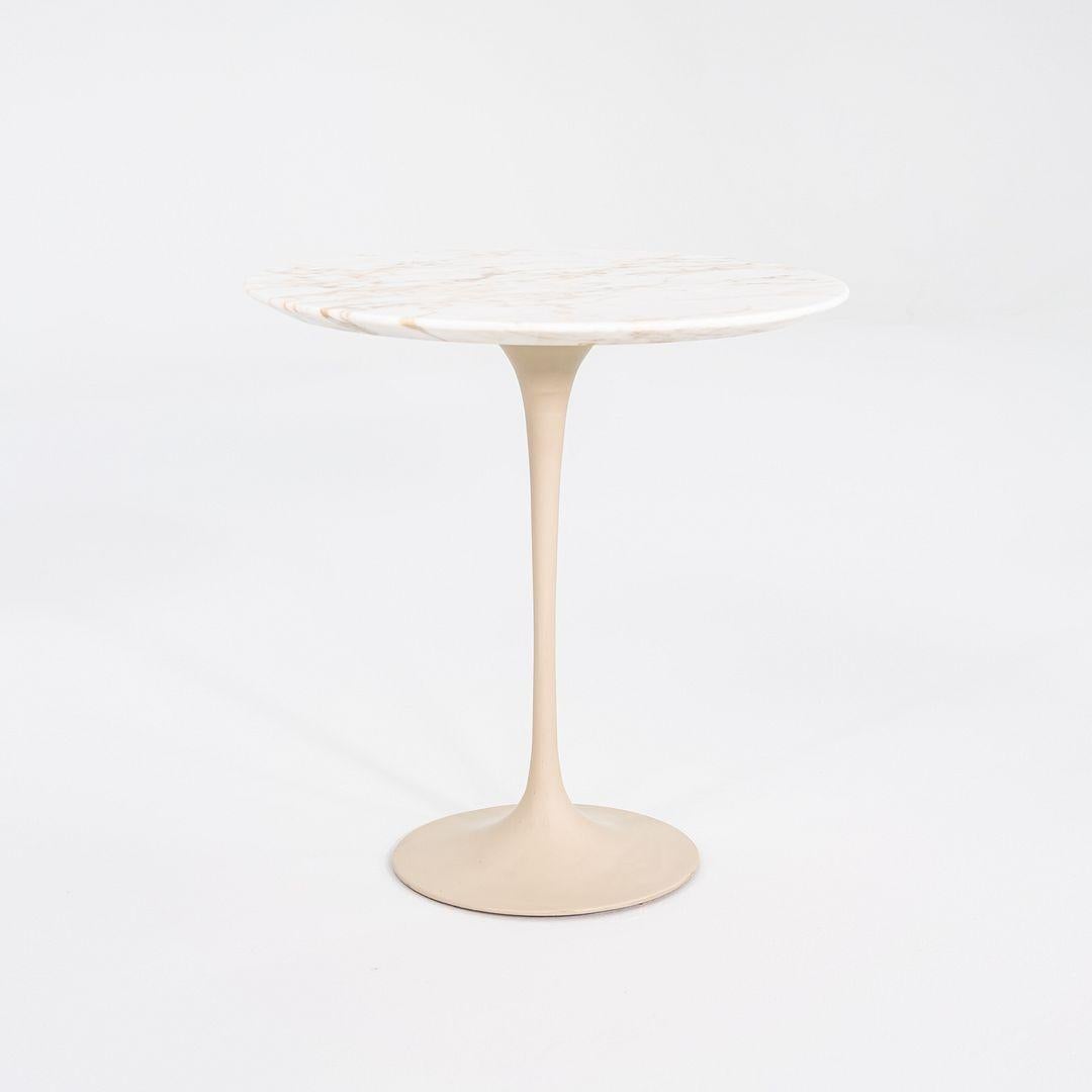 Il s'agit d'une table d'appoint Pedestal Tulip, initialement conçue par Eero Saarinen pour Knoll en 1956. Cet exemple particulier a été produit par Knoll aux États-Unis dans les années 1960. La base est formée de fonte moulée et le plateau est en
