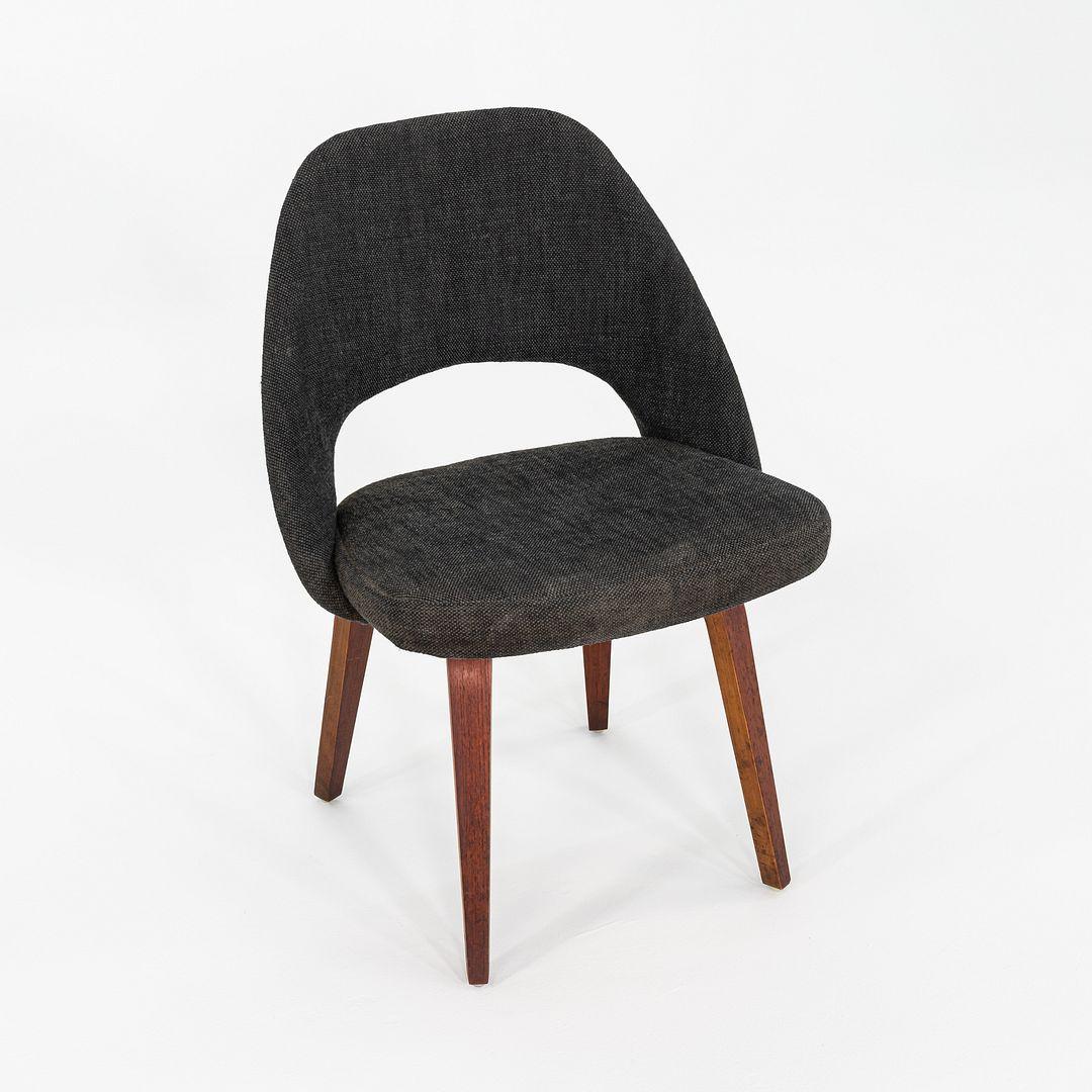 1960s Eero Saarinen for Knoll Armless Executive Dining Chair with Wooden Legs (Mitte des 20. Jahrhunderts) im Angebot