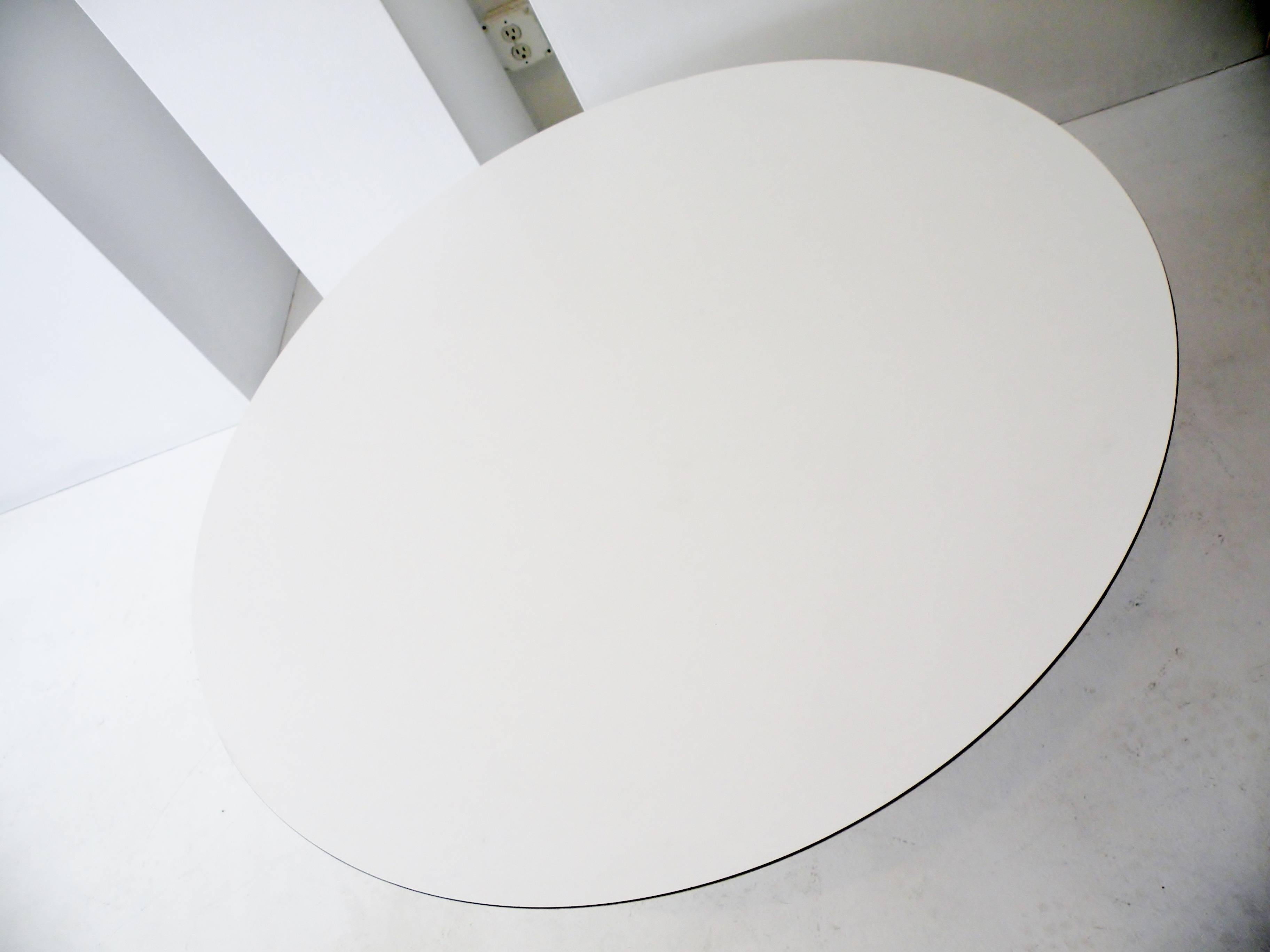 Mid-Century Modern 1960s Eero Saarinen for Knoll Assoc Round Coffee Cocktail Table For Sale