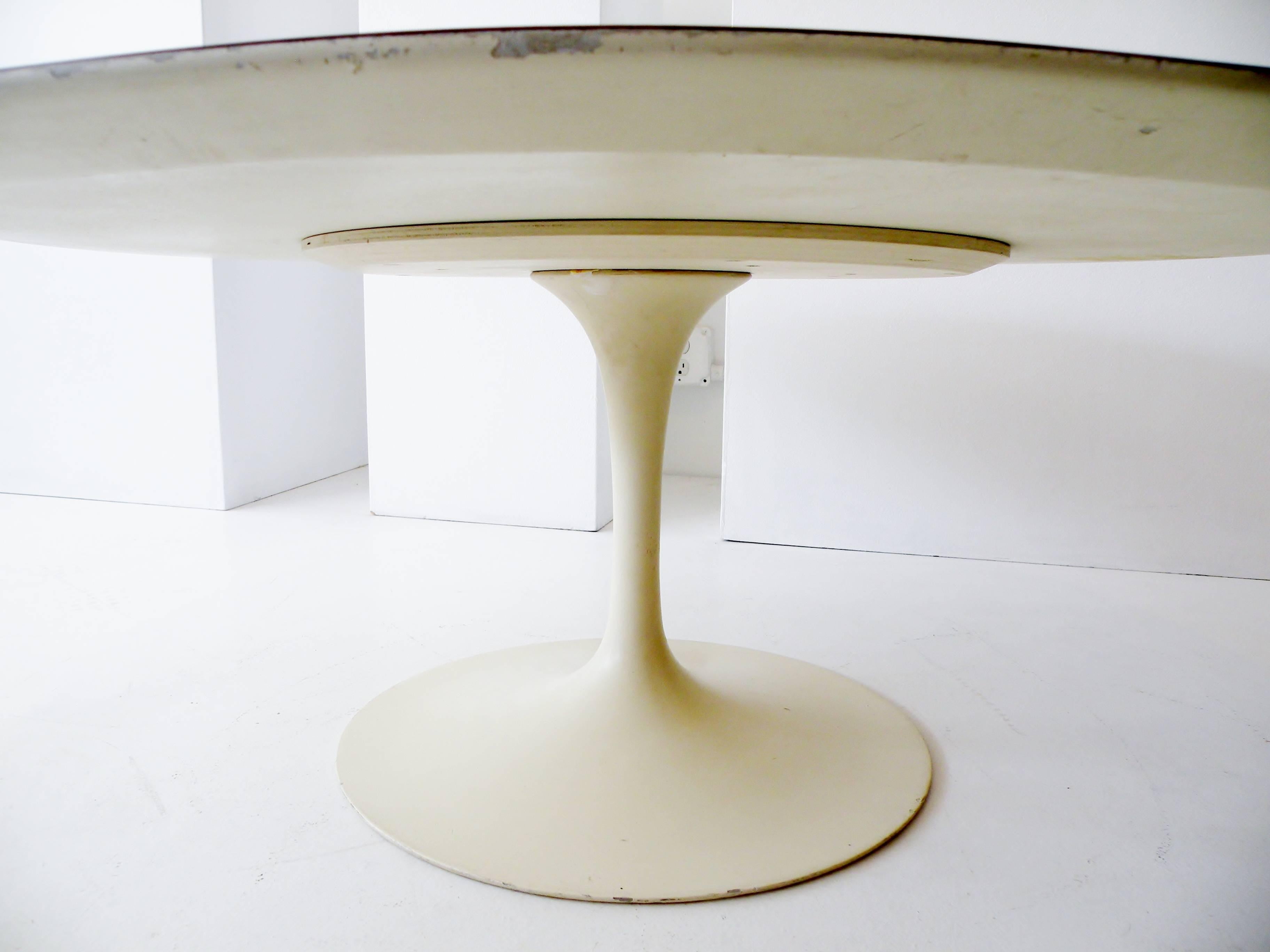 American 1960s Eero Saarinen for Knoll Assoc Round Coffee Cocktail Table For Sale