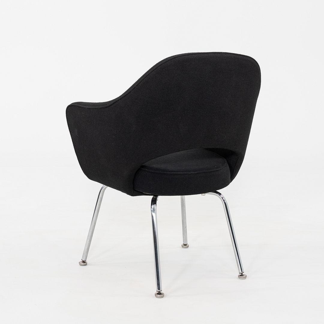 Se trata de un sillón ejecutivo Saarinen, diseñado originalmente por Eero Saarinen para Knoll en 1957. Estos ejemplares en concreto se fabricaron en los años sesenta y se volvieron a tapizar en 1988. Su diseño presenta patas tubulares de acero