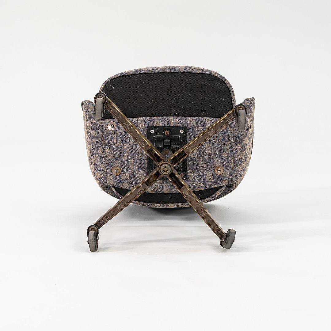 Sedia da scrivania a braccio Eero Saarinen per Knoll degli anni '60 in Fabrice e base in bronzo in vendita 3