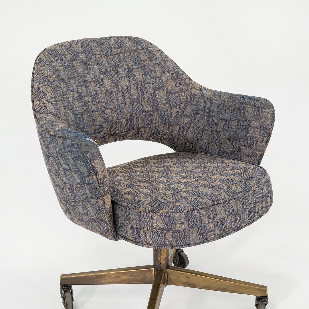 Sedia da scrivania a braccio Eero Saarinen per Knoll degli anni '60 in Fabrice e base in bronzo in vendita 5