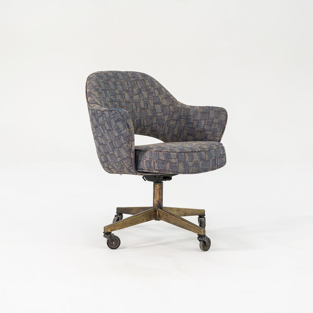 Questa è una sedia a braccio girevole Saarinen Executive, disegnata originariamente da Eero Saarinen nel 1957. Questo particolare esemplare è stato prodotto da Knoll negli Stati Uniti intorno agli anni Sessanta. Il design della sedia è