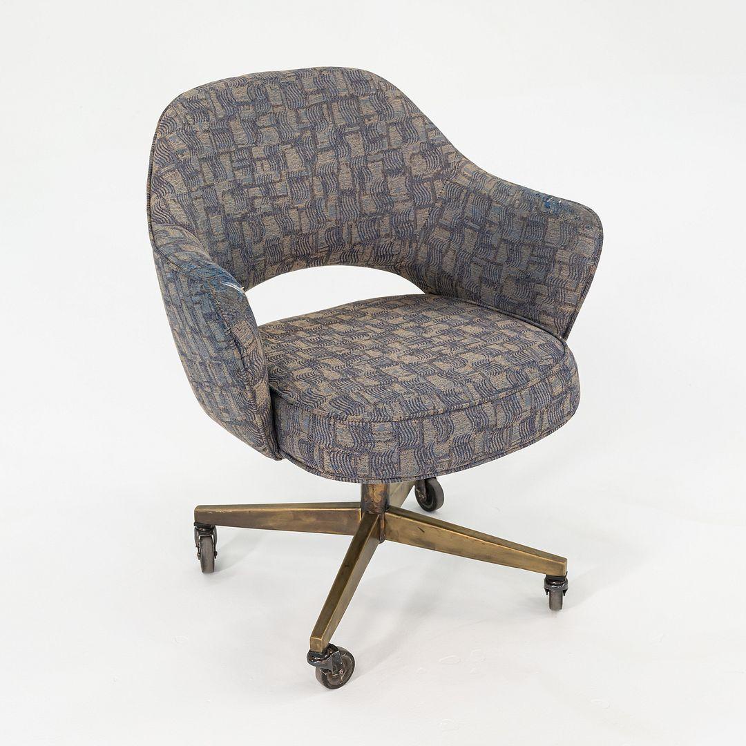 Moderno Sedia da scrivania a braccio Eero Saarinen per Knoll degli anni '60 in Fabrice e base in bronzo in vendita