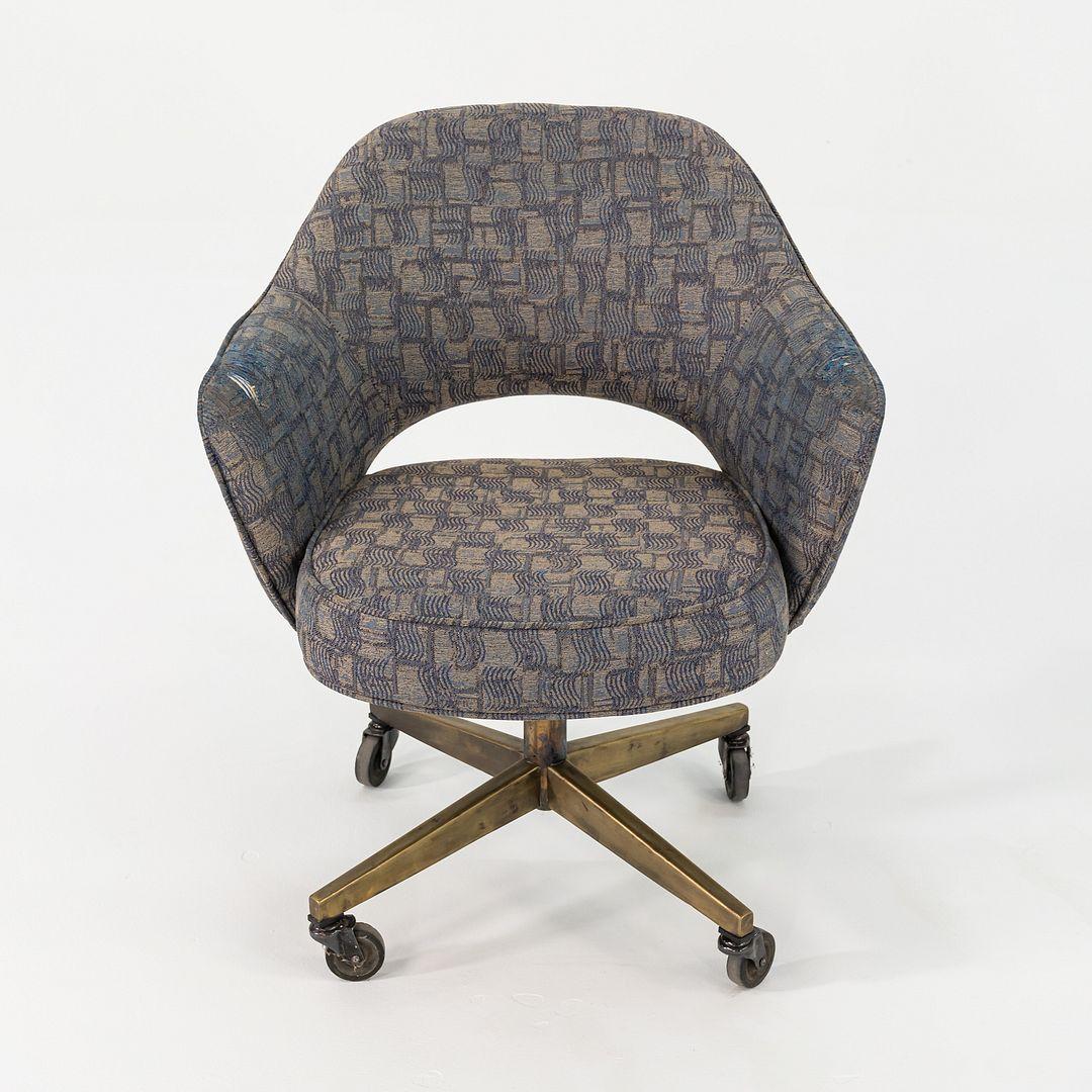 Americano Sedia da scrivania a braccio Eero Saarinen per Knoll degli anni '60 in Fabrice e base in bronzo in vendita