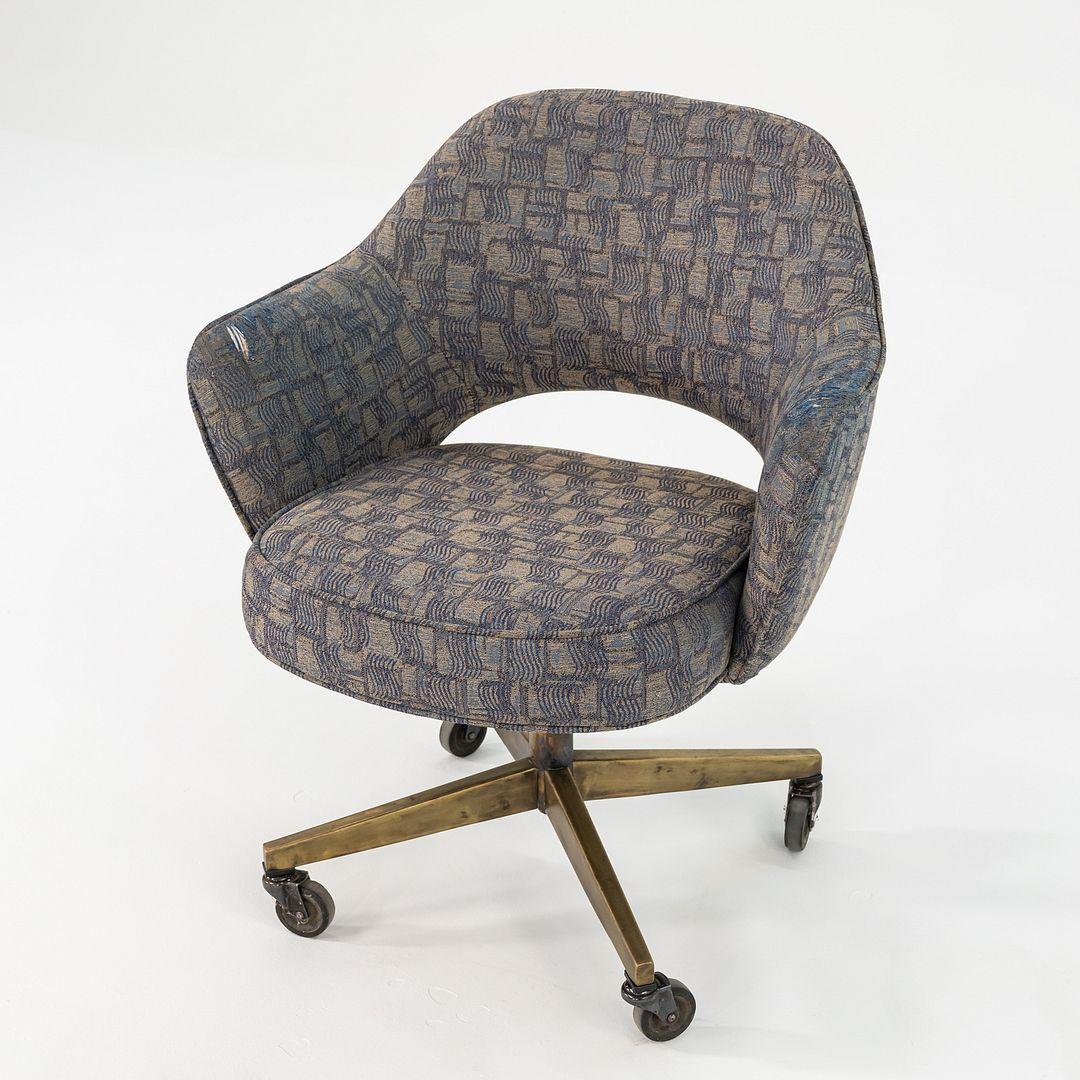 Sedia da scrivania a braccio Eero Saarinen per Knoll degli anni '60 in Fabrice e base in bronzo In condizioni buone in vendita a Philadelphia, PA