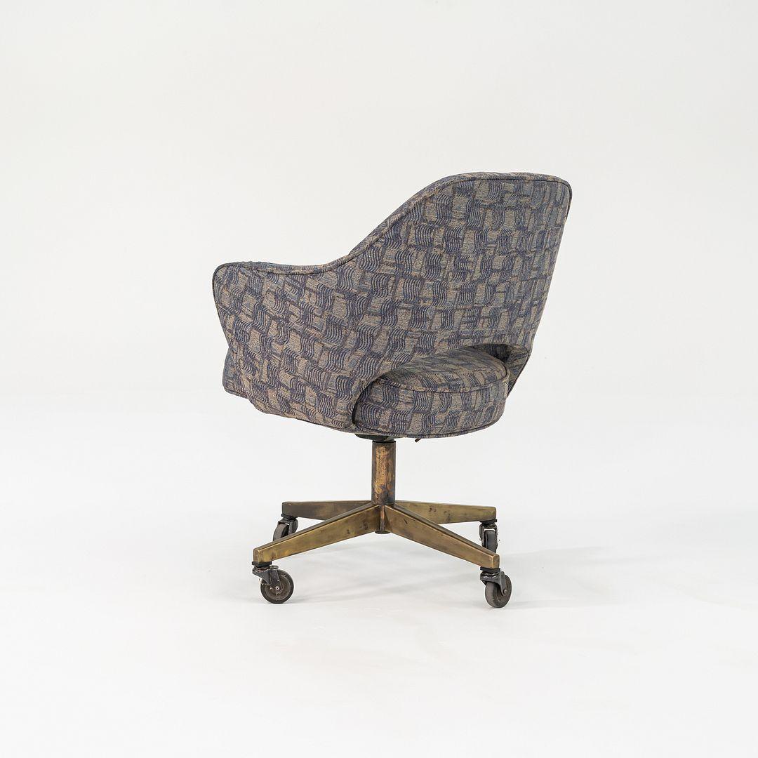 Metà XX secolo Sedia da scrivania a braccio Eero Saarinen per Knoll degli anni '60 in Fabrice e base in bronzo in vendita