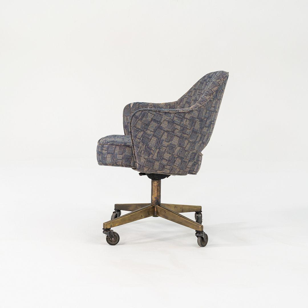 Sedia da scrivania a braccio Eero Saarinen per Knoll degli anni '60 in Fabrice e base in bronzo in vendita 1