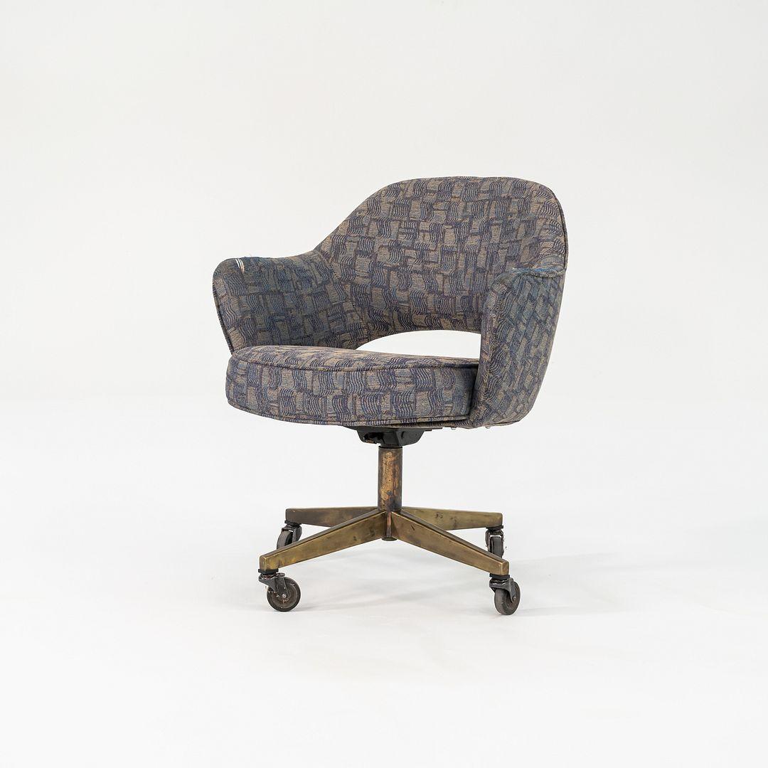 Sedia da scrivania a braccio Eero Saarinen per Knoll degli anni '60 in Fabrice e base in bronzo in vendita 2