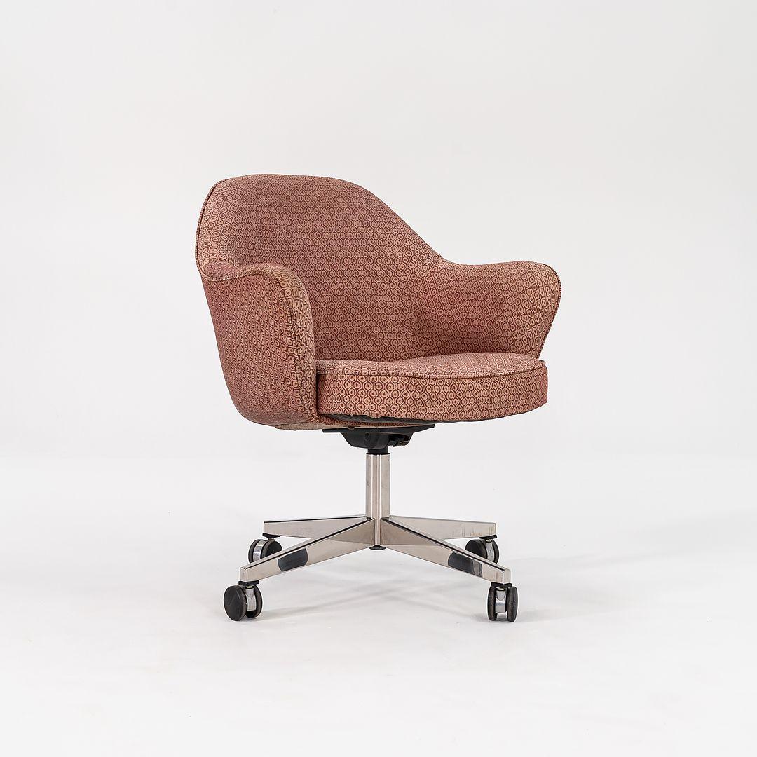 Questa è una rara sedia direzionale Saarinen, modello 68S, originariamente progettata da Eero Saarinen per Knoll International nel 1950. Questo esemplare risale agli anni '60. Presenta molte delle caratteristiche del modello 71A più comunemente