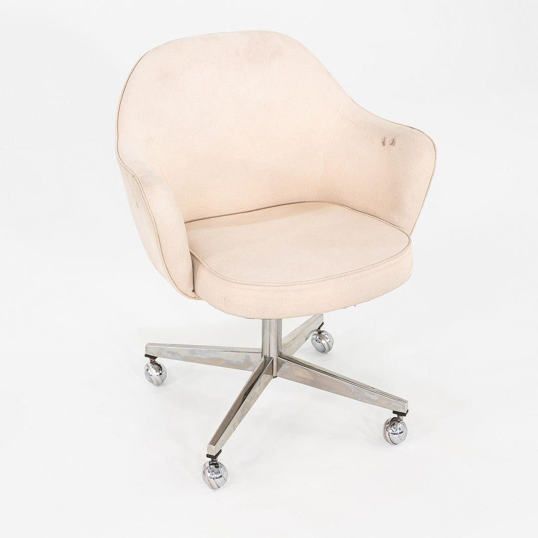 Dies ist ein Saarinen Full-Back Executive Chair, Modell 68, ursprünglich entworfen von Eero Saarinen für Knoll im Jahr 1950. Dieses Beispiel stammt aus den 1960er Jahren. Es hat viele Merkmale des bekannteren Modells 71A, nur fehlt bei dieser