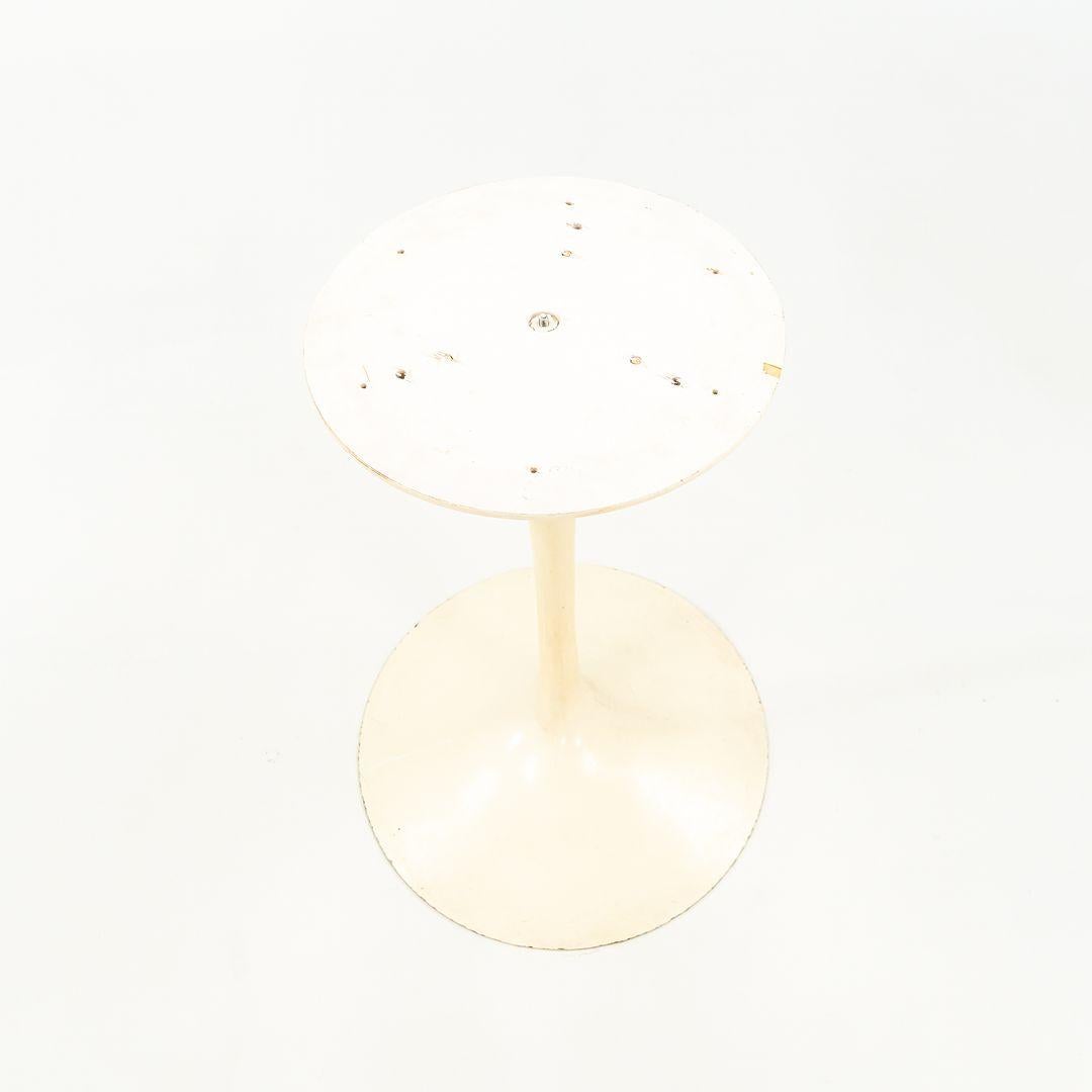 Il s'agit d'une table à manger à piédestal Saarinen, modèle 174W, conçue à l'origine en 1956 par Eero Saarinen pour Knoll. Cette pièce particulière a été produite vers le début des années 1960. La base est formée de fonte massive moulée, recouverte