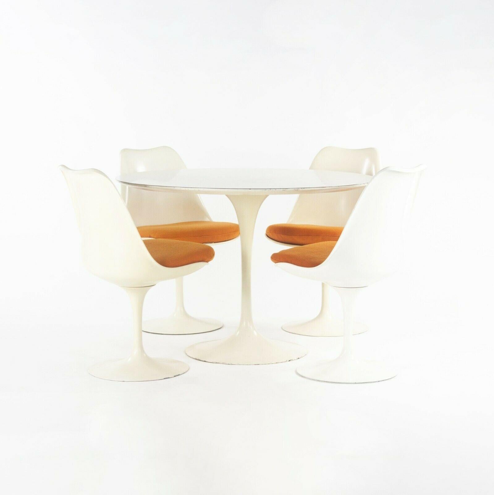 1960s Eero Saarinen for Knoll Tulip Dining Table & Four White Tulip Side Chairs For Sale 2