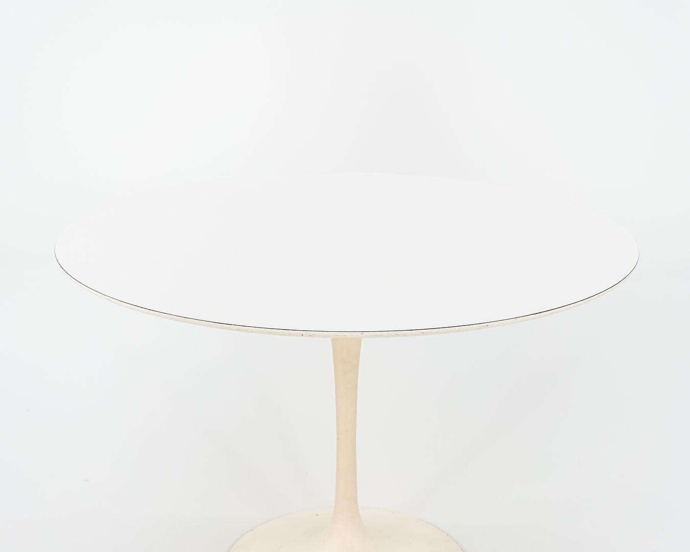 Moderne 1960s Eero Saarinen for Knoll Tulip Pedestal Dining Table with Round Laminate Top en vente