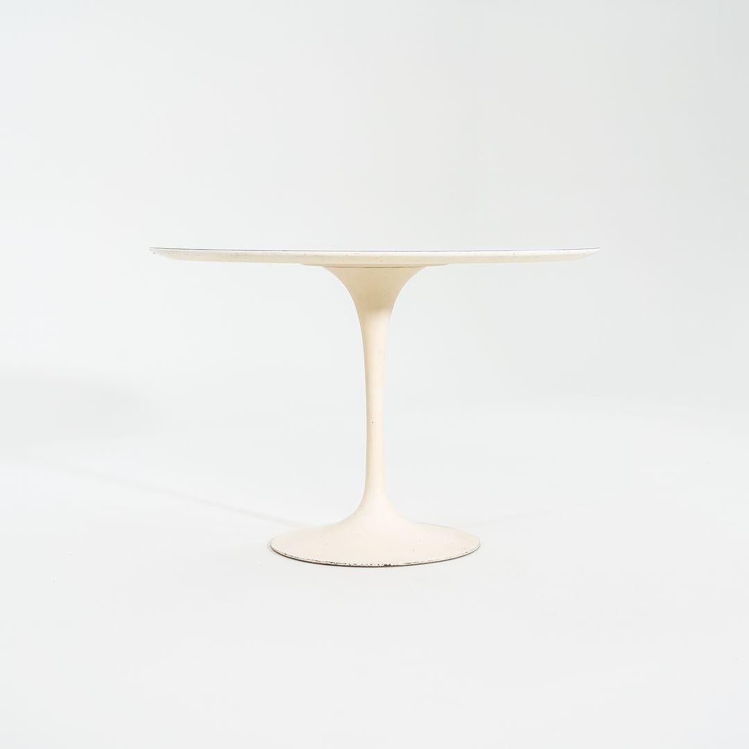 Américain 1960s Eero Saarinen for Knoll Tulip Pedestal Dining Table with Round Laminate Top en vente