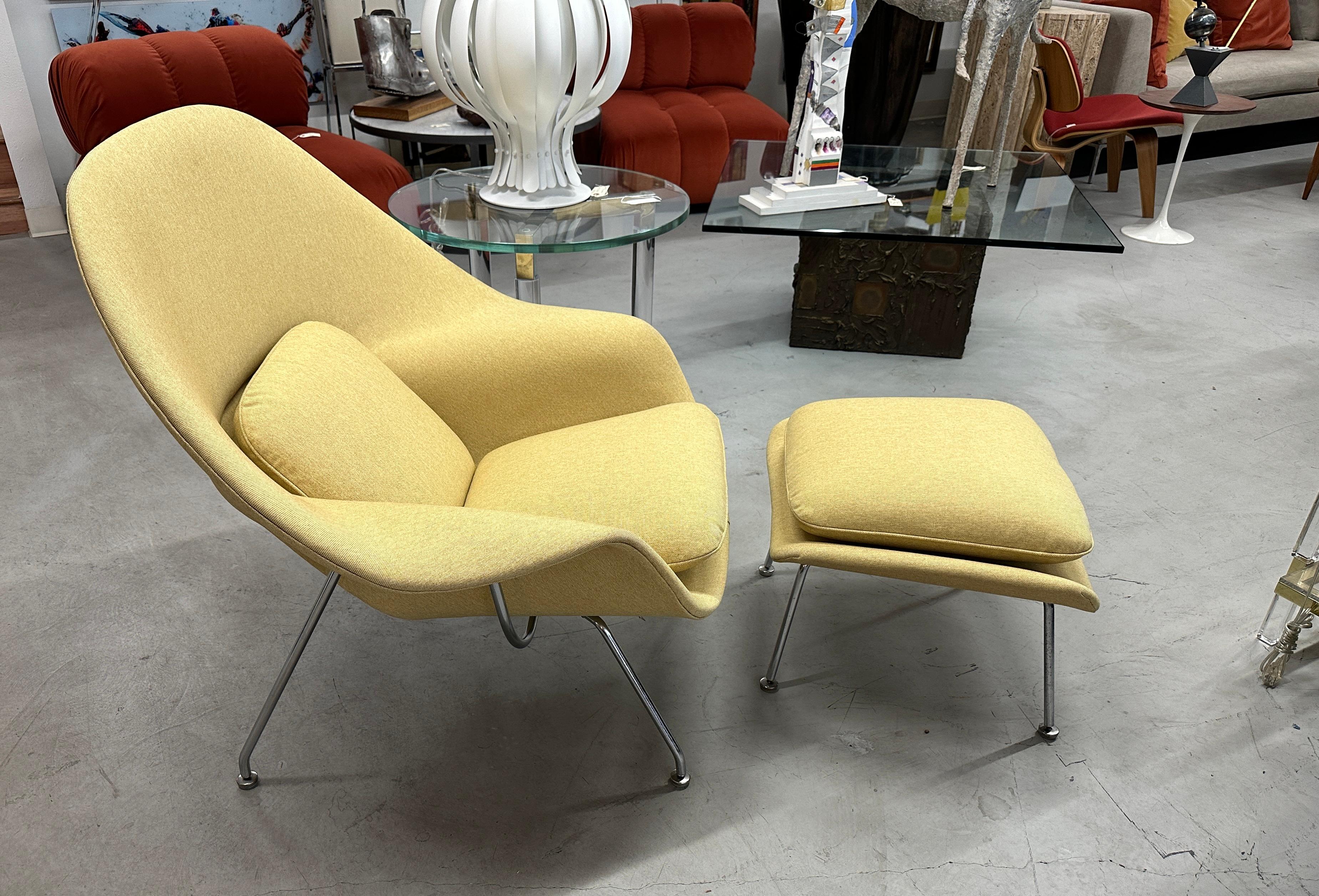 Ein schönes Beispiel für den ikonischen Womb Chair und Ottoman, entworfen von Eero Saarinen für Knoll. Wir haben ihn mit einem echten Knoll-Stoff, Crossroads in der Farbe Honey Bee, neu gepolstert. Der Stoff besteht aus 43% Polyester, 37% Post
