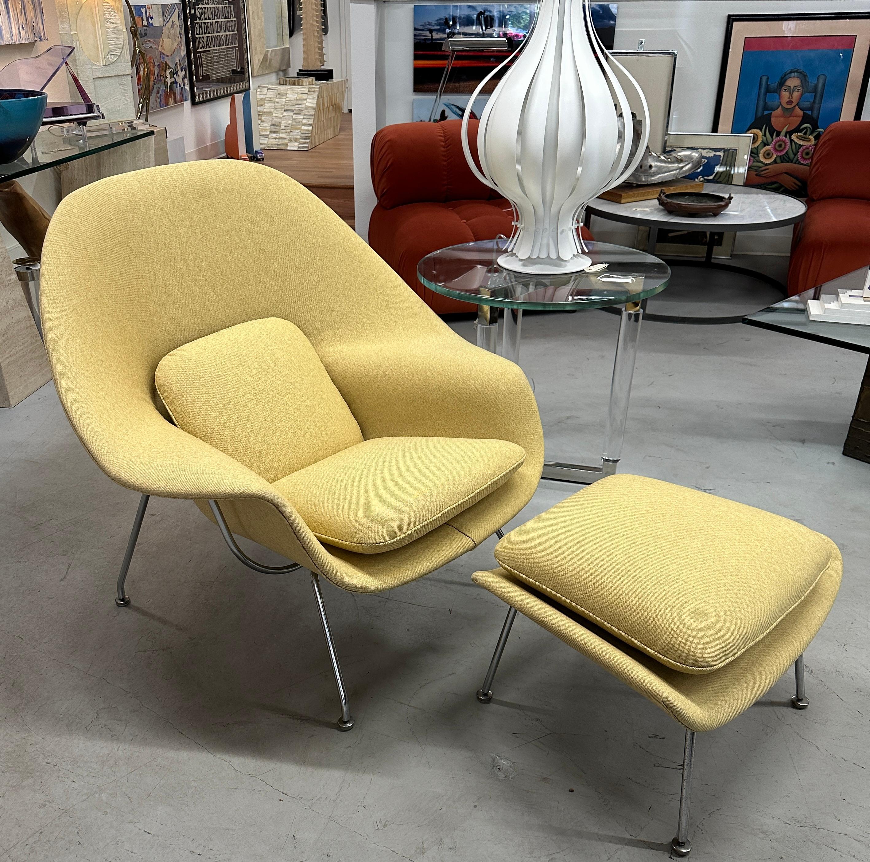 Mid-Century Modern 1960's Eero Saarinen for Knoll Womb Chair and Ottoman  For Sale