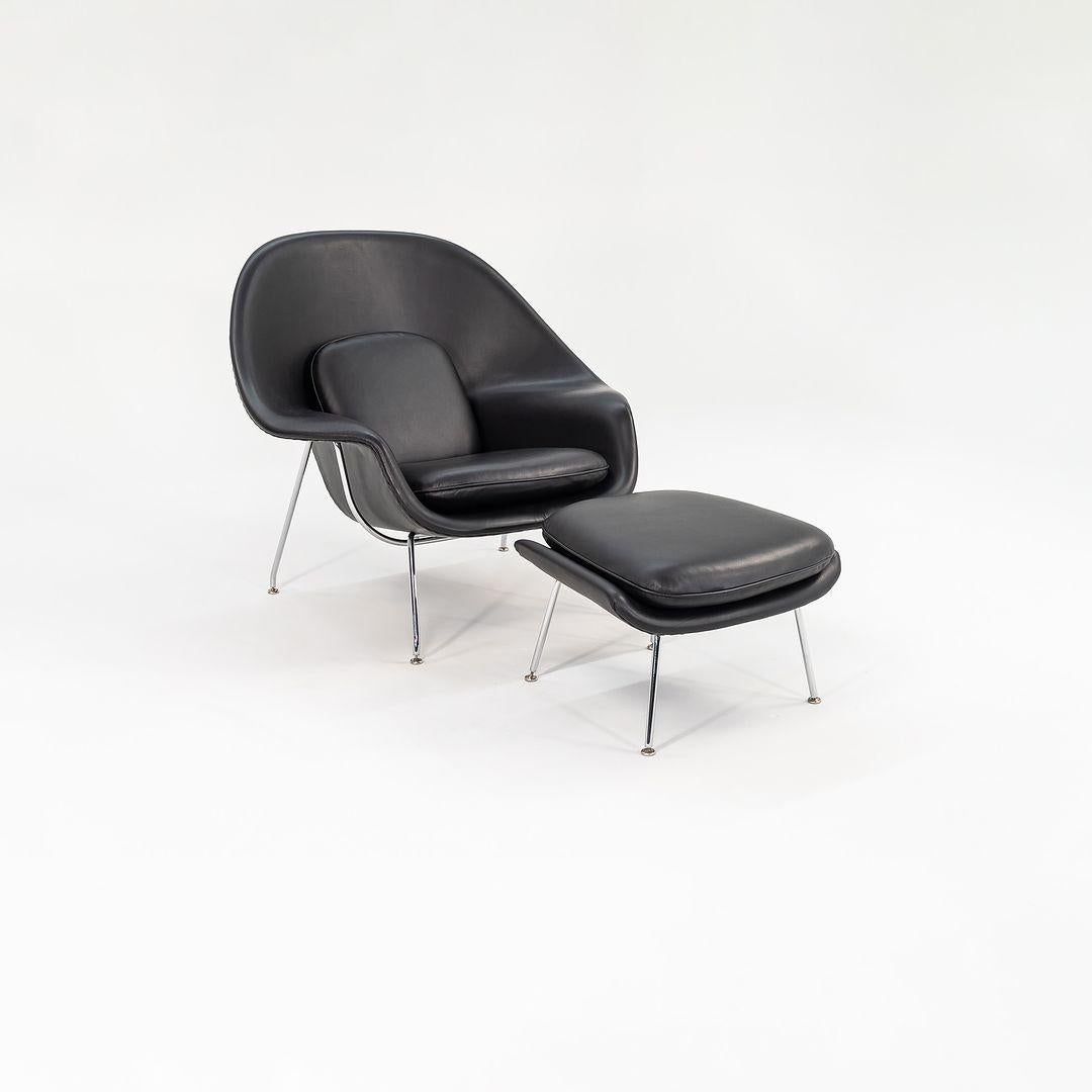 This is an original Womb lounge chair and its accompanying ottoman, models 70L and 74Y, designed by Eero Saarinen for Knoll in 1948. This example was manufactured in the USA in the 1960s. The piece features a seat that is formed of foam-covered