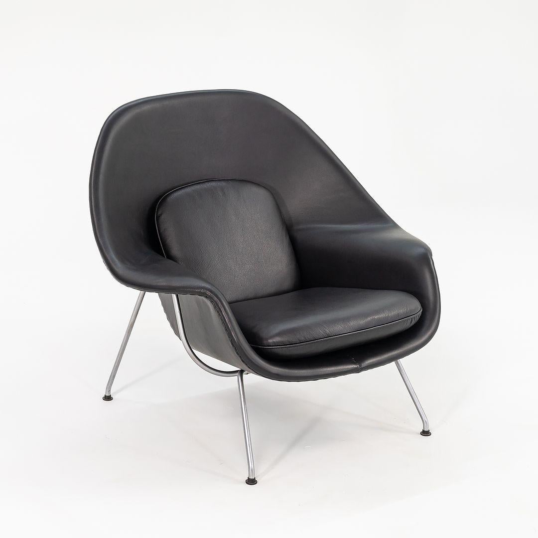 Il s'agit d'une chaise longue Womb originale et de son ottoman, modèles 70L et 74y, conçus par Eero Saarinen pour Knoll en 1948. Cet exemplaire a été fabriqué aux États-Unis dans les années 1960. L'assise est formée de fibre de verre moulée