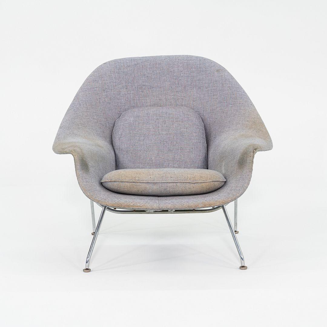 Si tratta di una poltrona lounge Womb originale e del relativo pouf, modelli 70L e 74y, disegnati da Eero Saarinen per Knoll nel 1948. Questo set è stato prodotto negli Stati Uniti negli anni '60. La sedia è dotata di una seduta in fibra di vetro