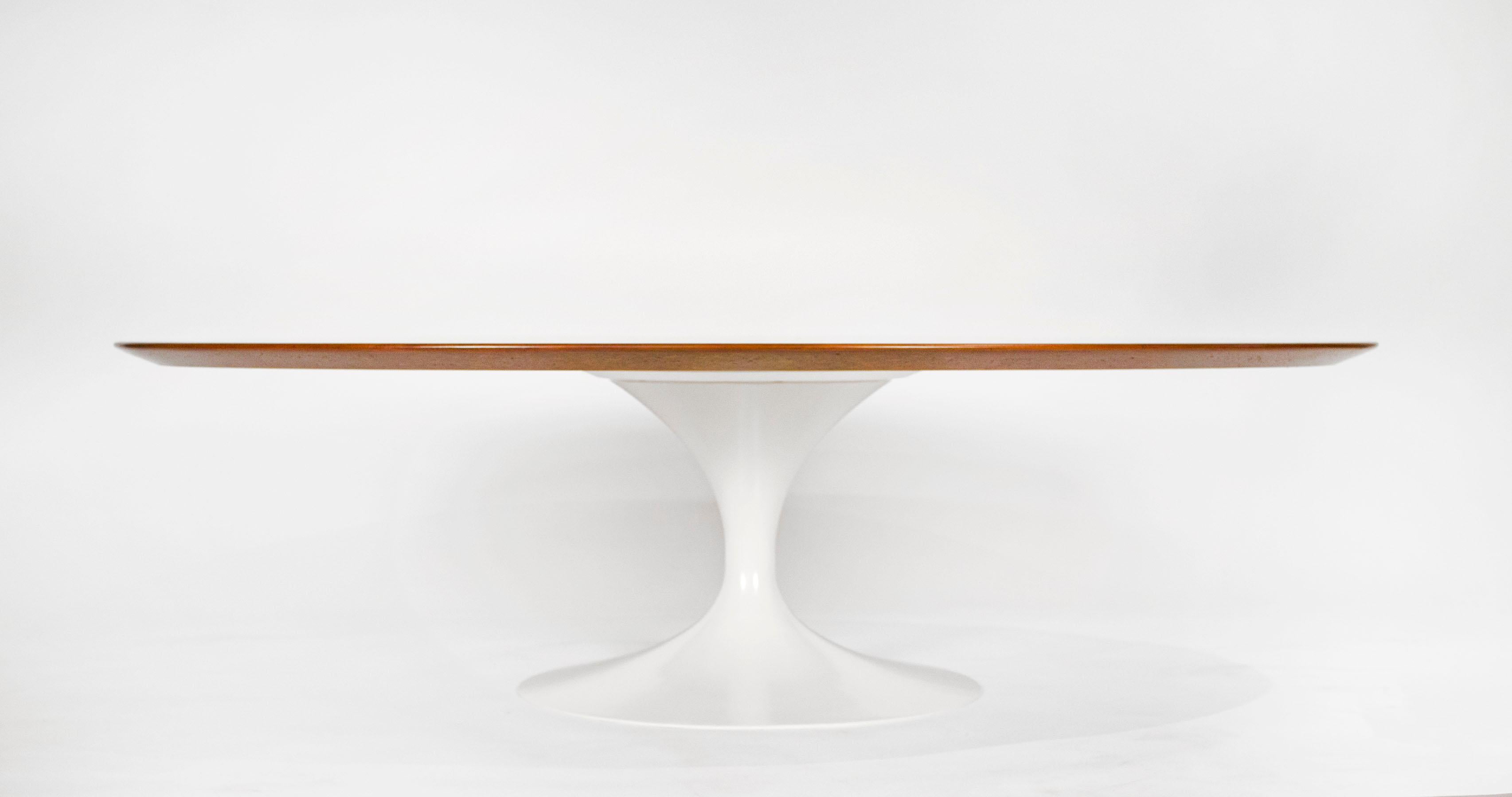 Table basse Saarinen du début des années 1960 fabriquée par Knoll. Magnifique plateau en noyer avec base laquée satinée en blanc antique.